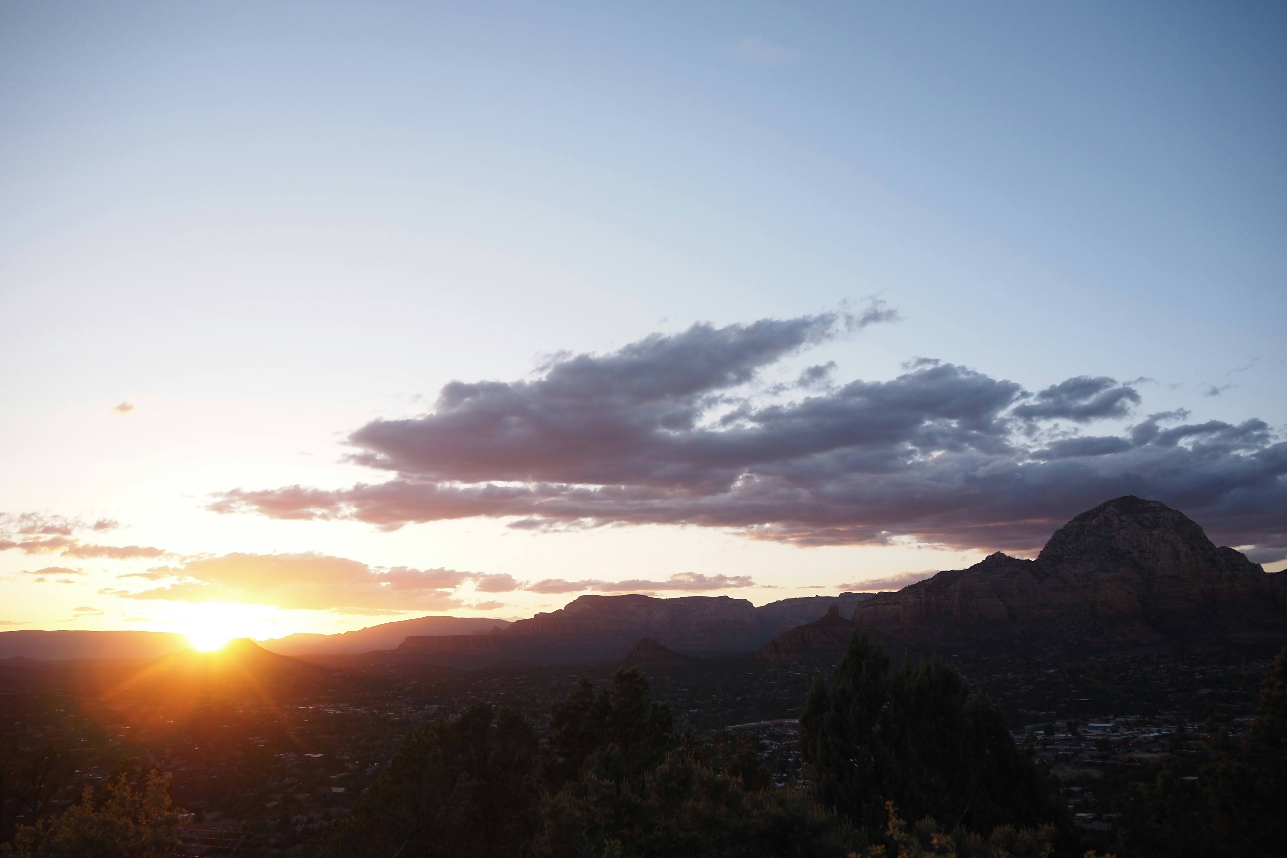夕陽下的山脈與雲景