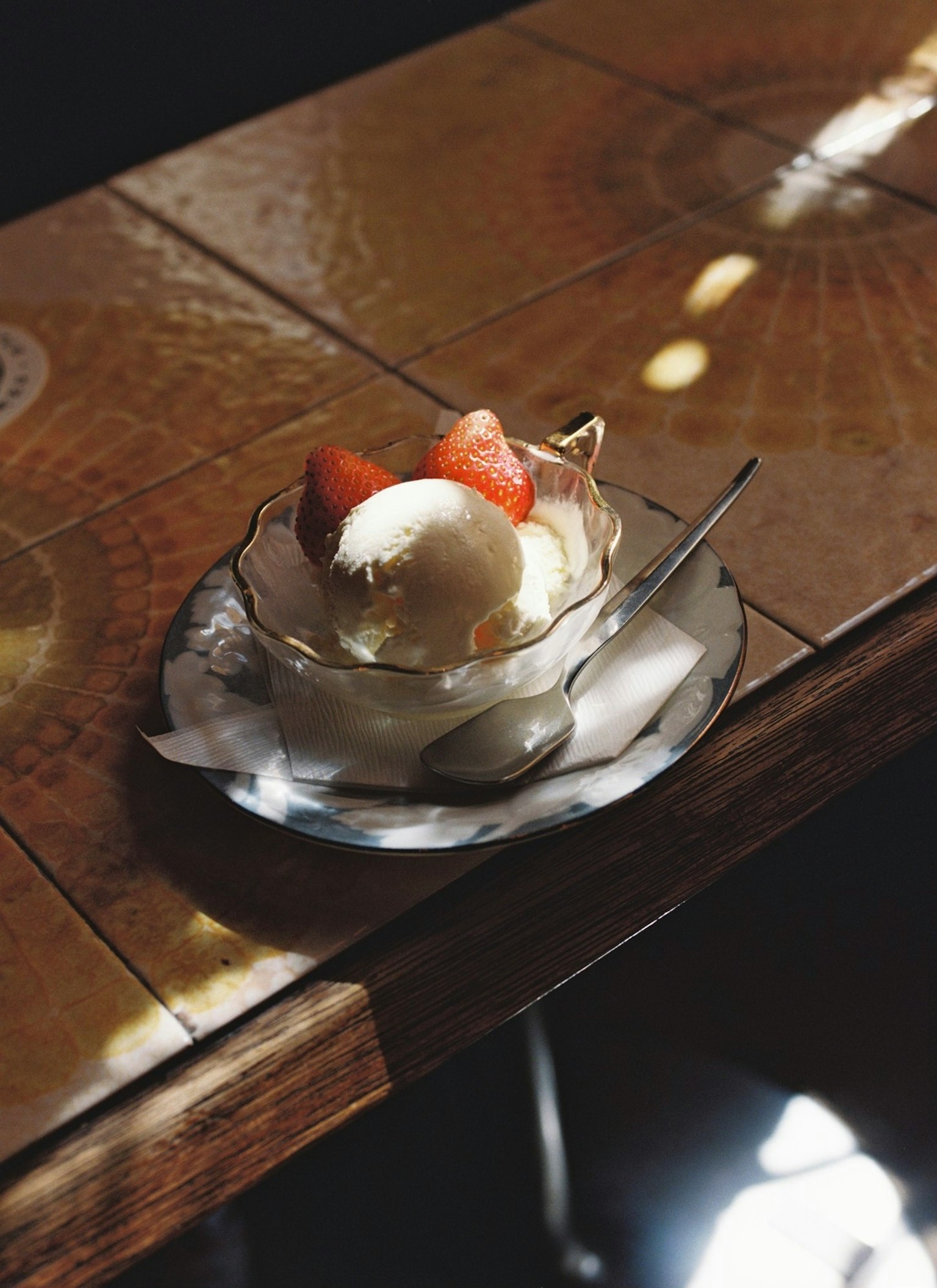 Tazón de postre con helado cubierto de fresas