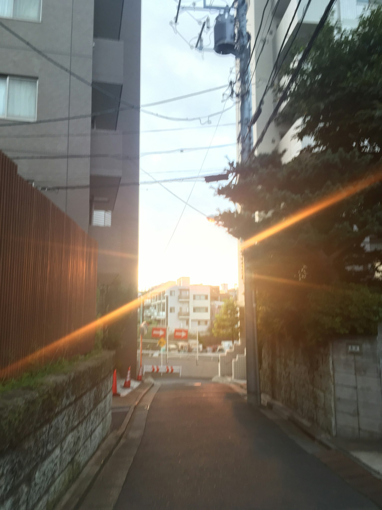 Enge Straße mit Sonnenlicht, das zwischen den Gebäuden strahlt