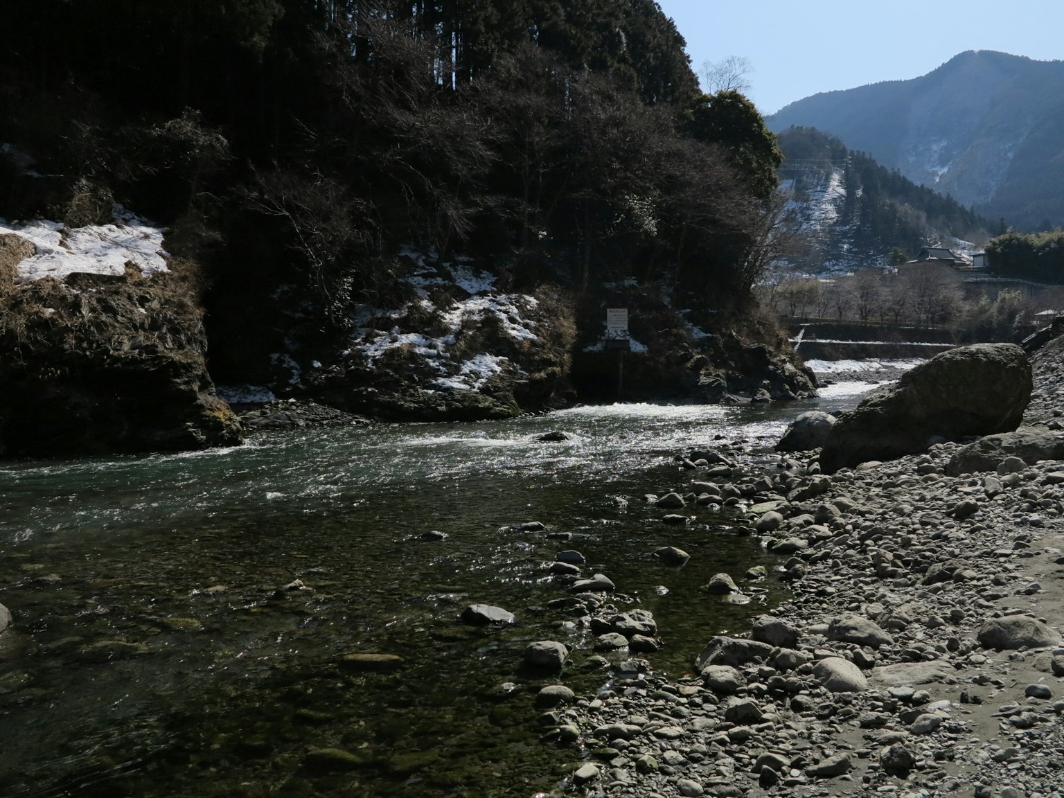 宁静的河流景观，雪覆盖的河岸