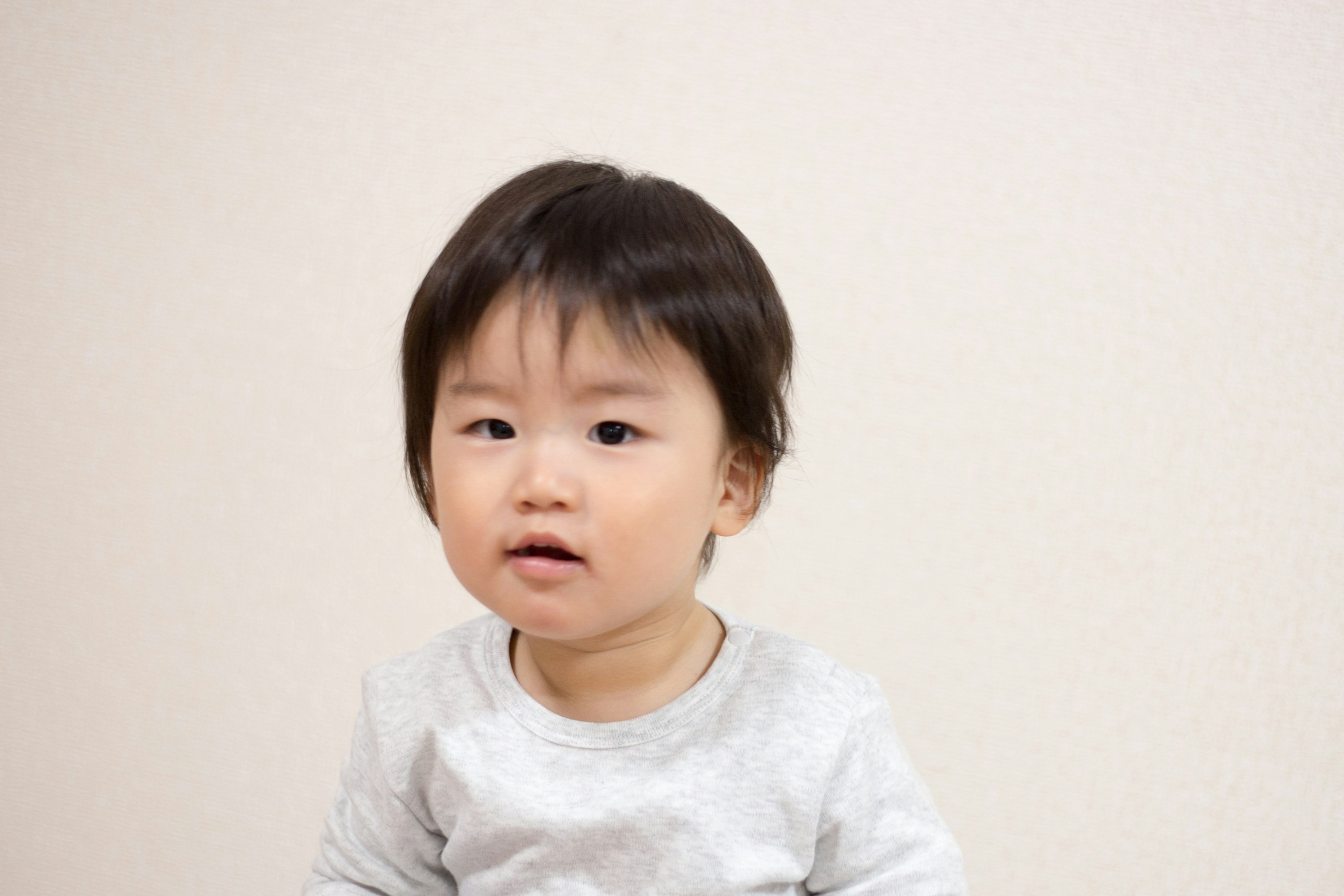 纯白背景上的幼儿肖像