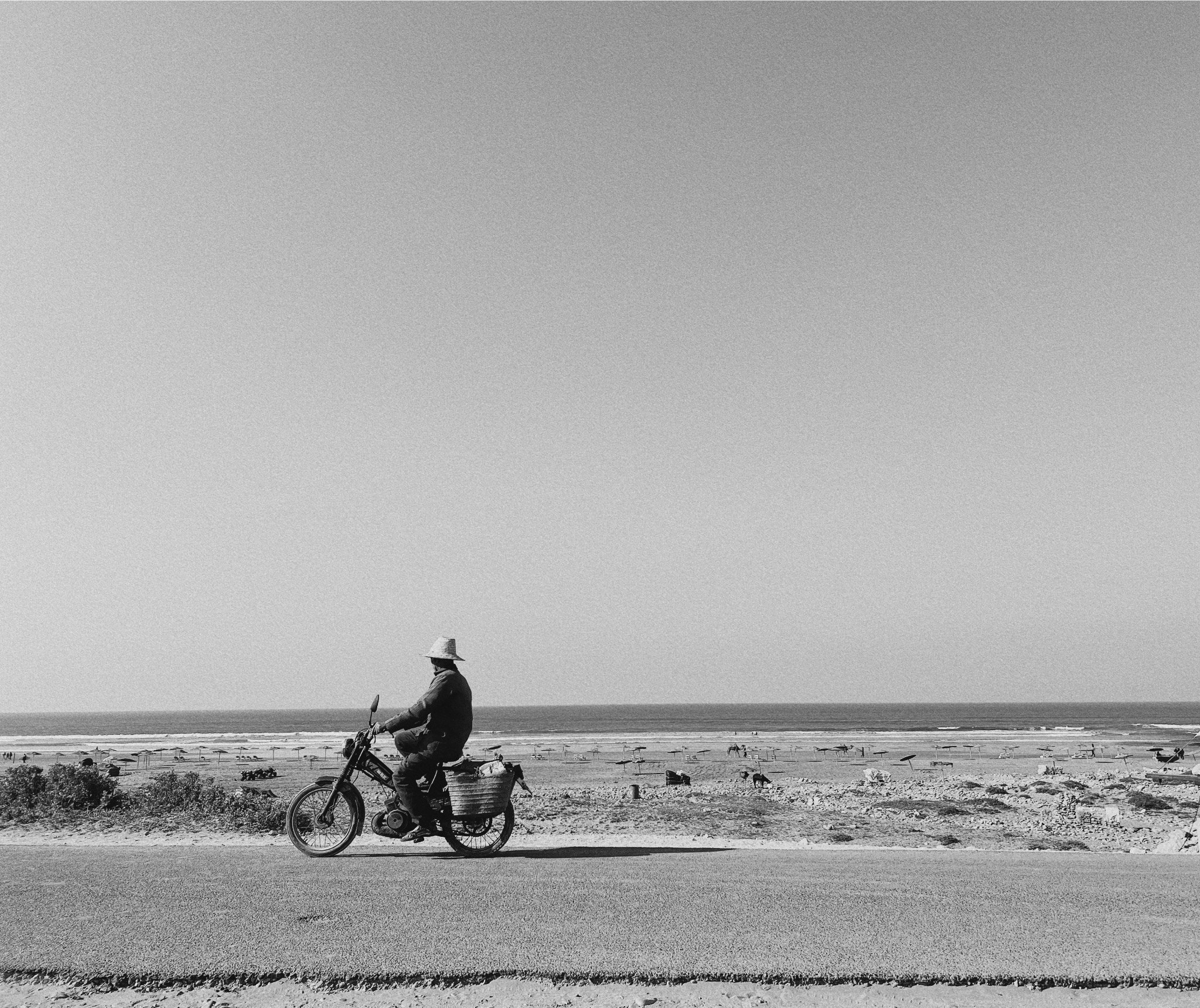 Un vélo et une moto chargée sur le rivage de la plage