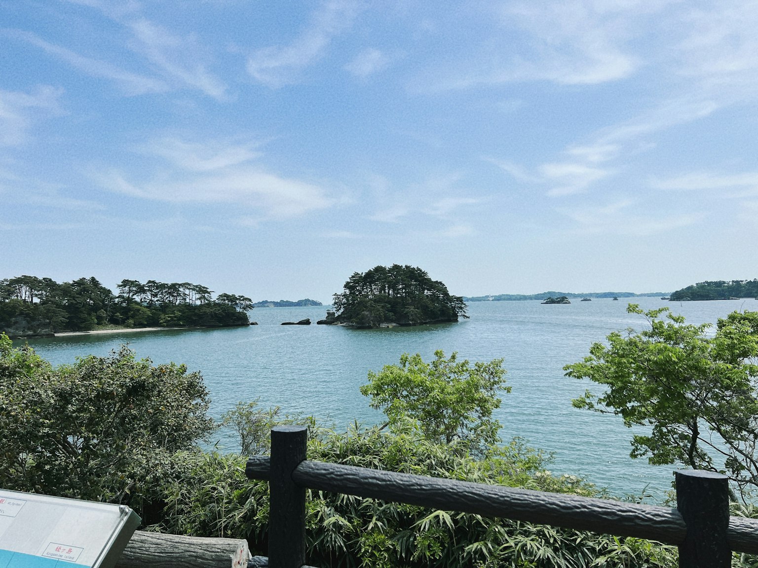 Khung cảnh tươi đẹp của mặt nước yên bình với những hòn đảo nhỏ dưới bầu trời xanh