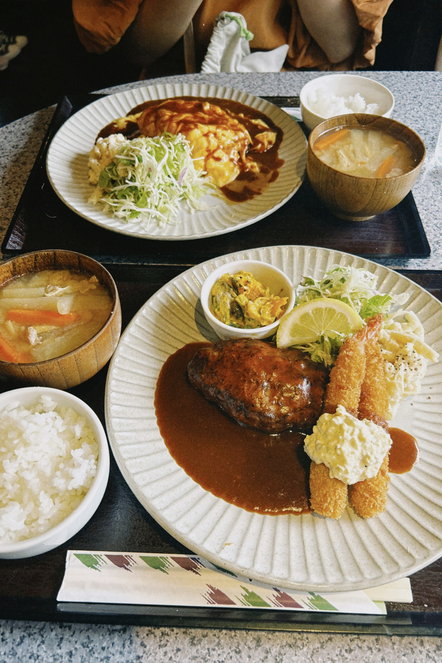 美味的日本午餐盤，配有醬汁雞肉和蝦餅，還有捲心菜沙拉和米飯