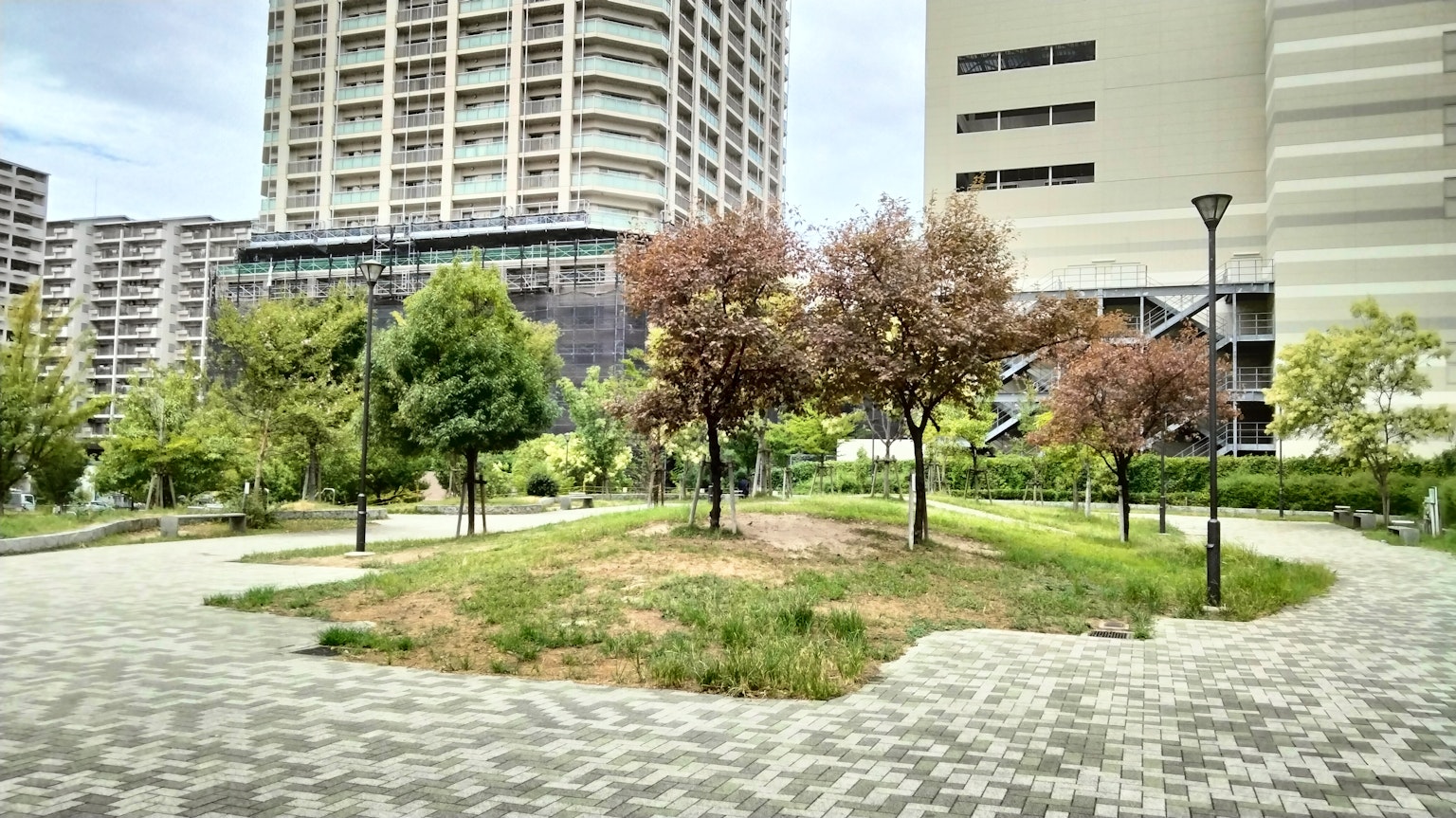 Landschaft von Gebäuden umgeben von einem üppigen Park