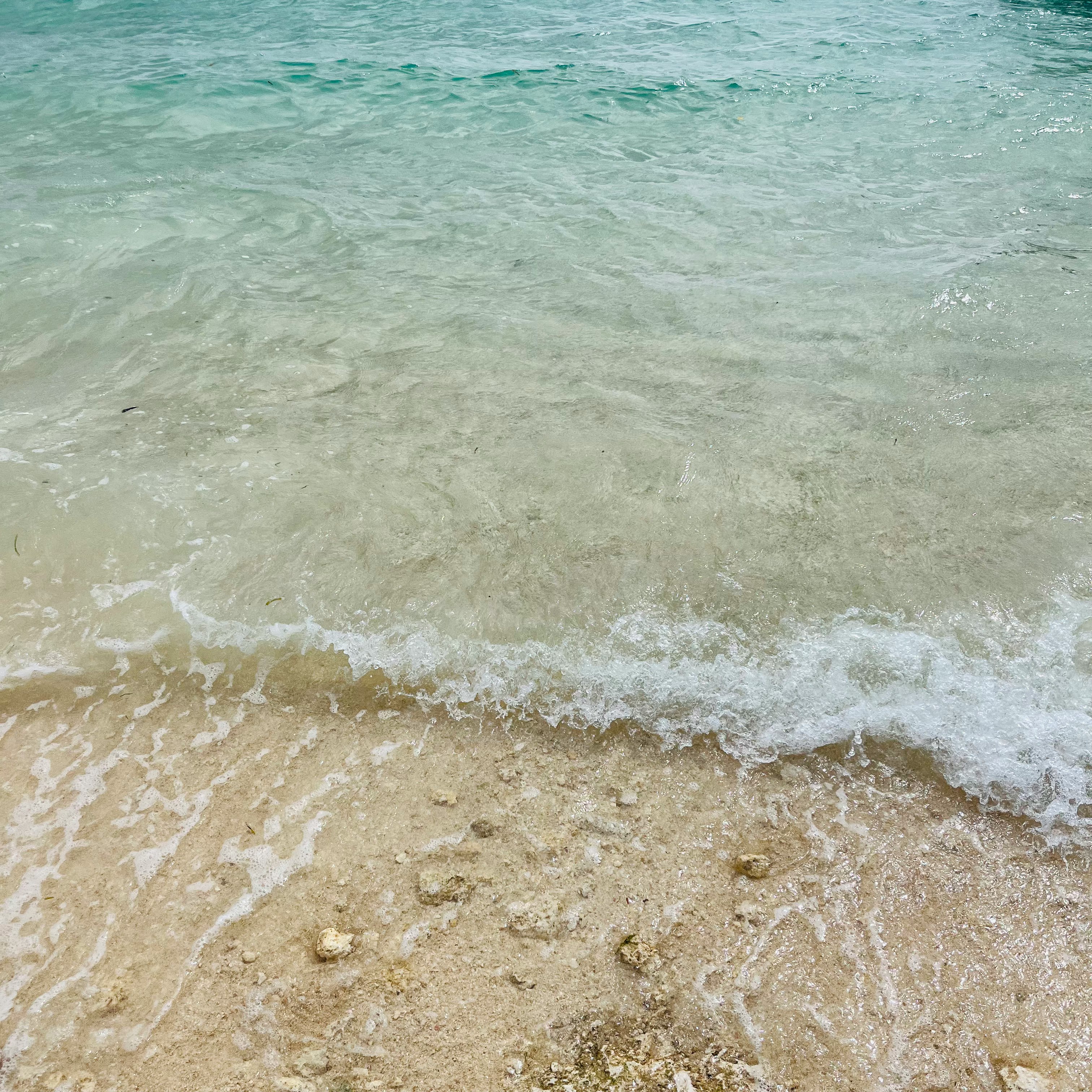 acqua di mare limpida sulla riva con onde leggere