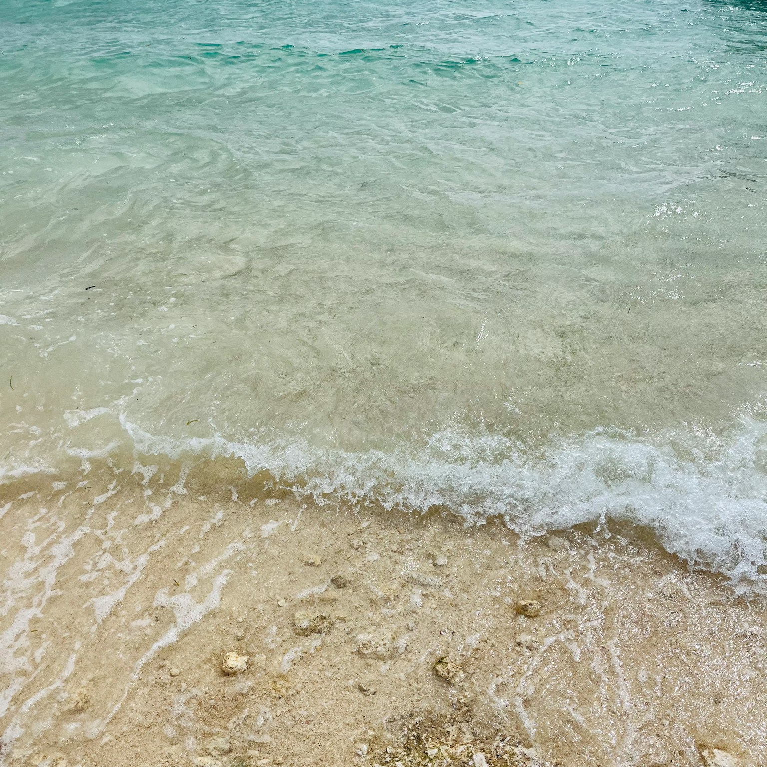 清澈的海水轻拍着沙滩
