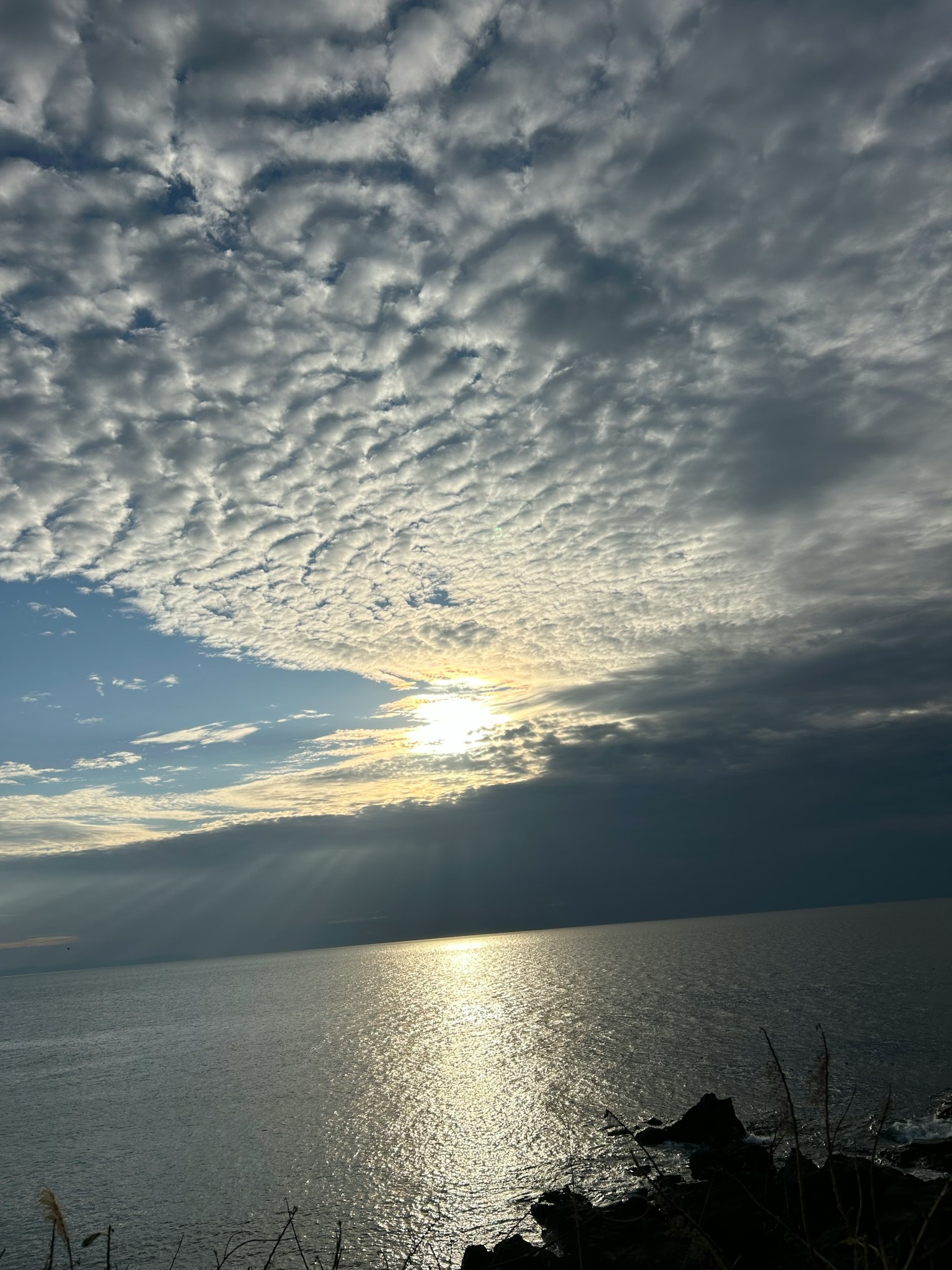 雲層天空與海洋景觀 太陽在水面上反射