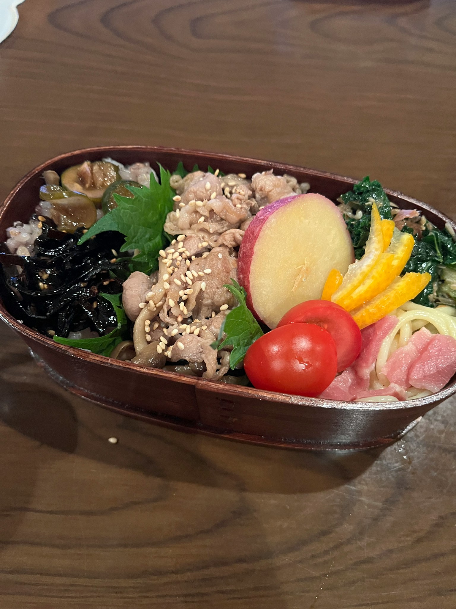 Hình ảnh hộp bento đầy nguyên liệu màu sắc