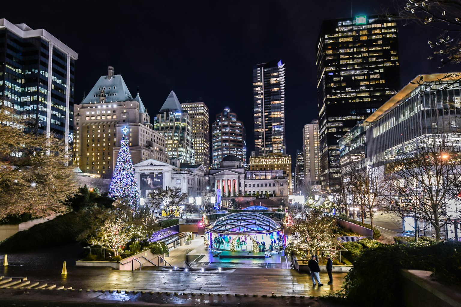 夜间城市景观,照亮的摩天大楼和圣诞树