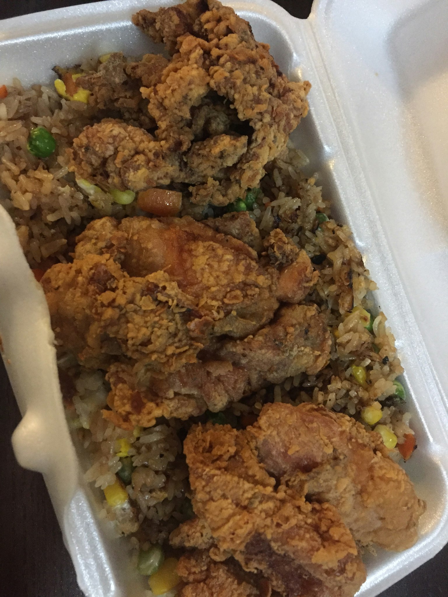 白色容器中盛放的炸雞塊和炒飯