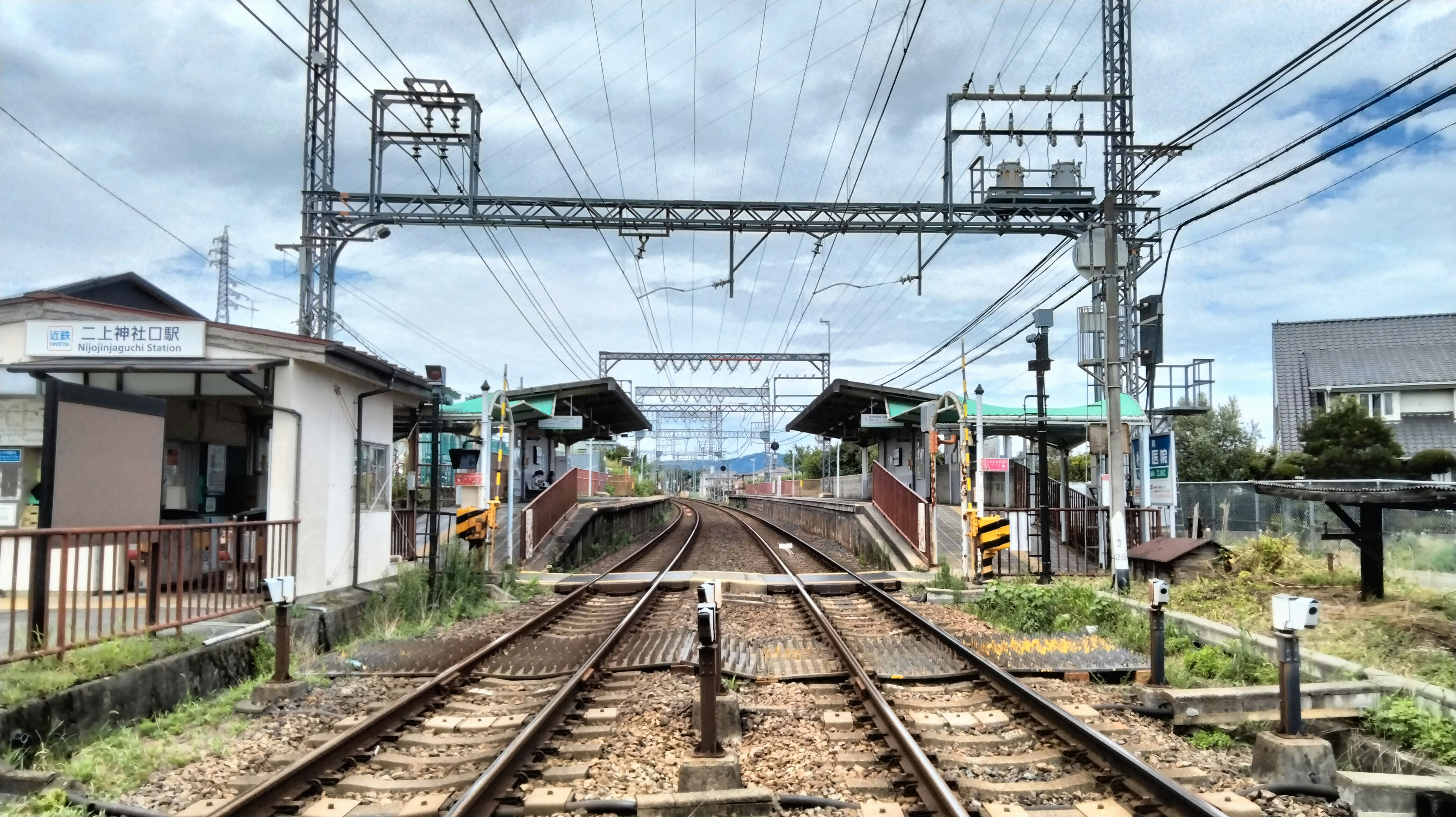 vue de gare en zone résidentielle avec des voies ferrées qui s’étendent au loin