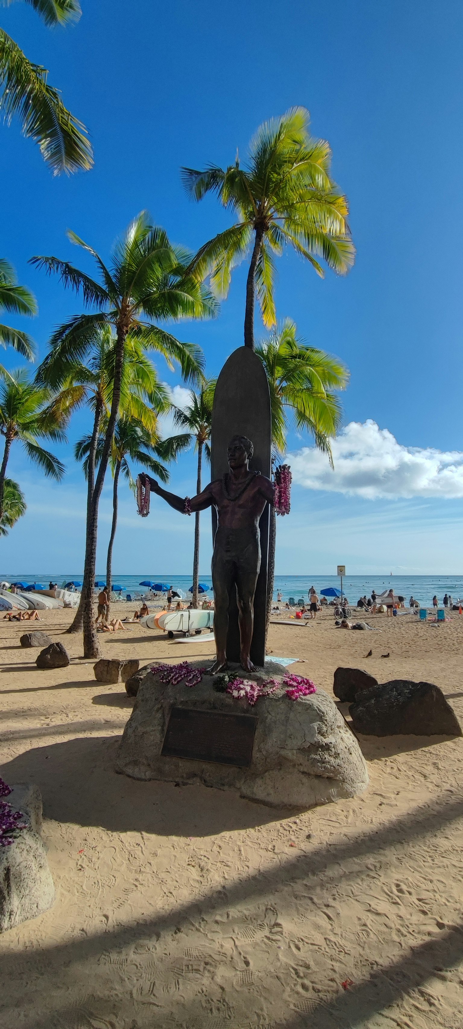 Statue sur la plage entourée de palmiers