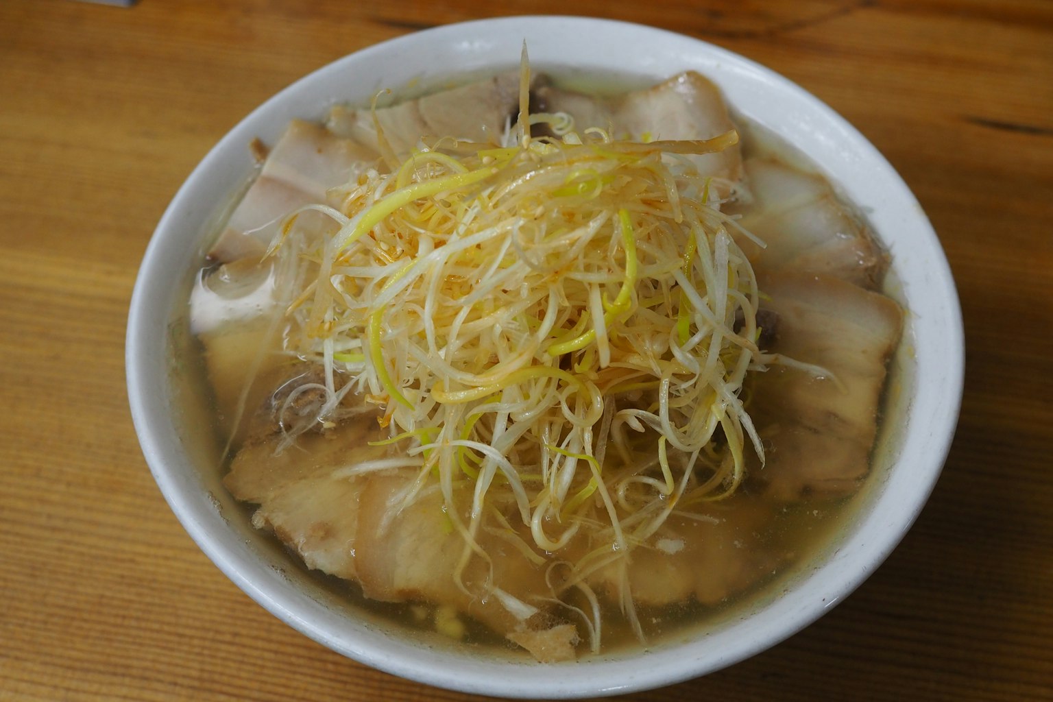 Bát ramen với hành lá thái lát trên đỉnh