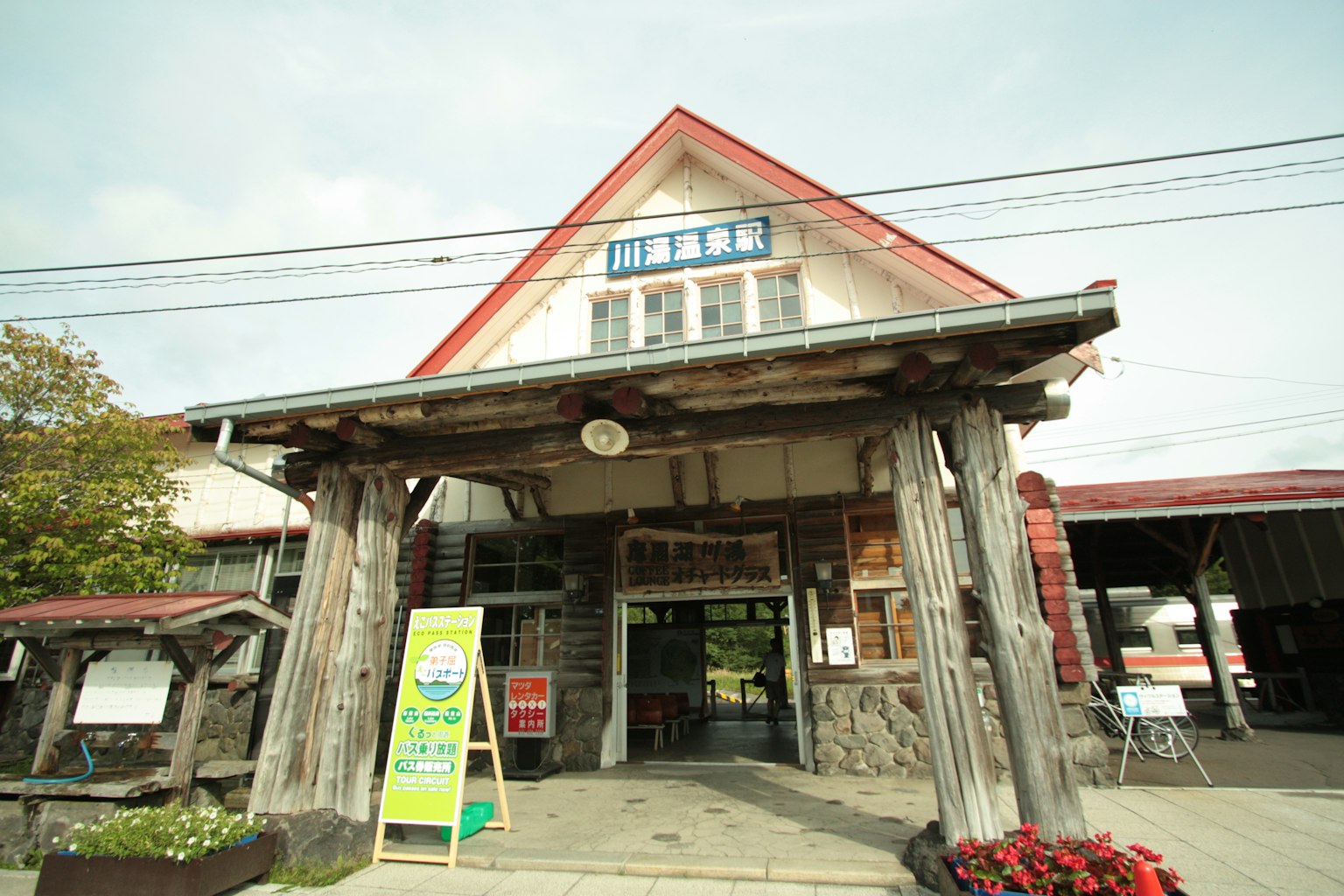 สถานีรถไฟไม้ด้านนอก หลังคาสีแดงและเสาไม้