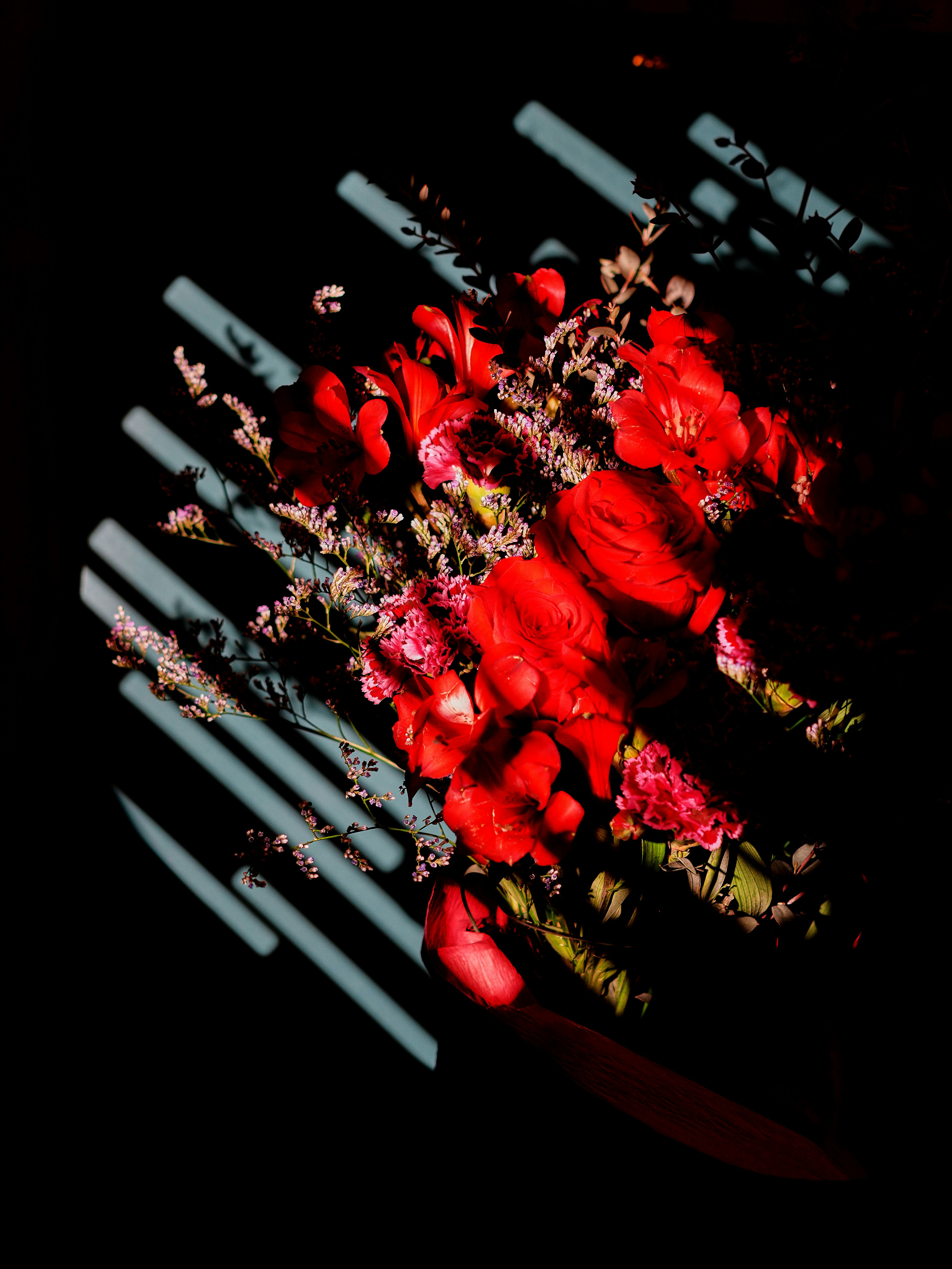 Primo piano di un bouquet rosso su sfondo nero