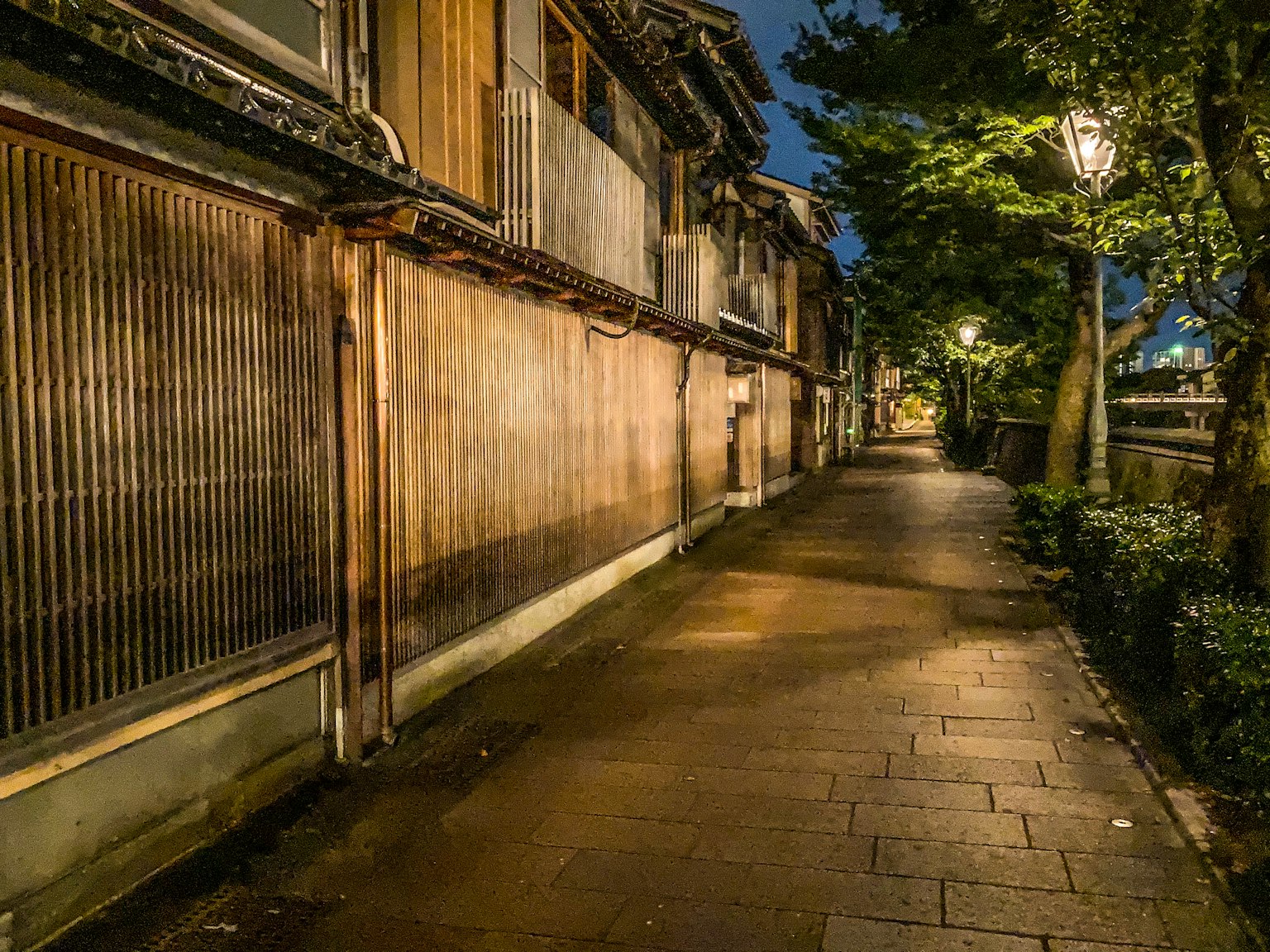 Calle tranquila con muros de madera y arquitectura antigua de noche