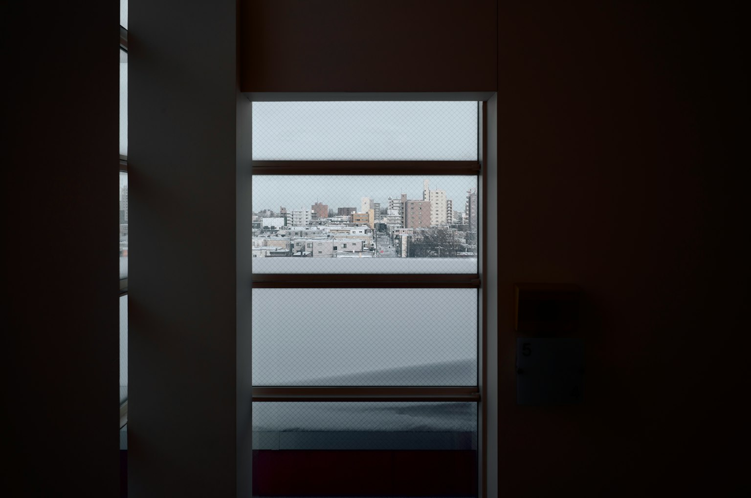 Photo capturant un paysage urbain visible à travers une fenêtre