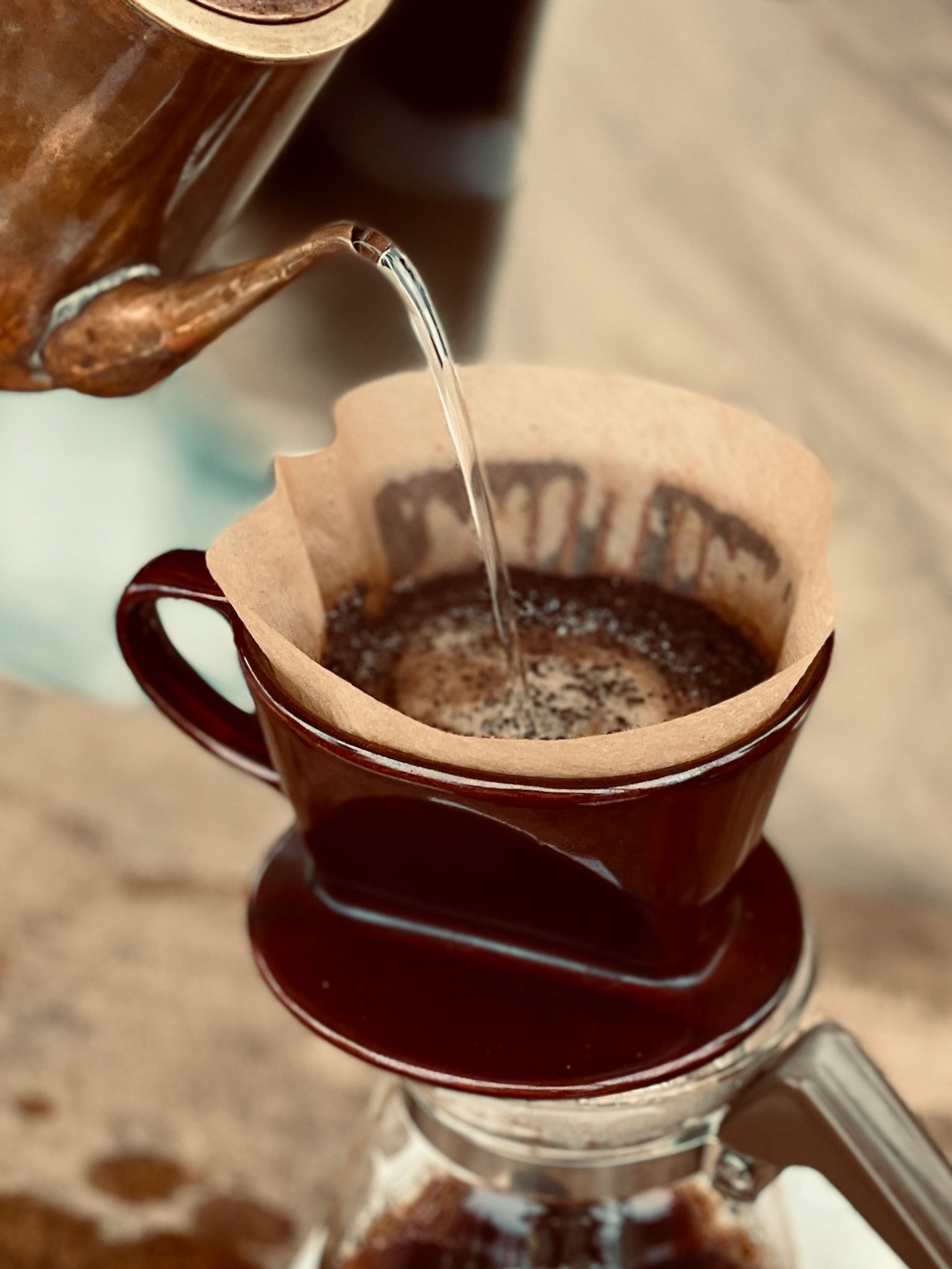 Imagen de café vertiendo en un filtro de café
