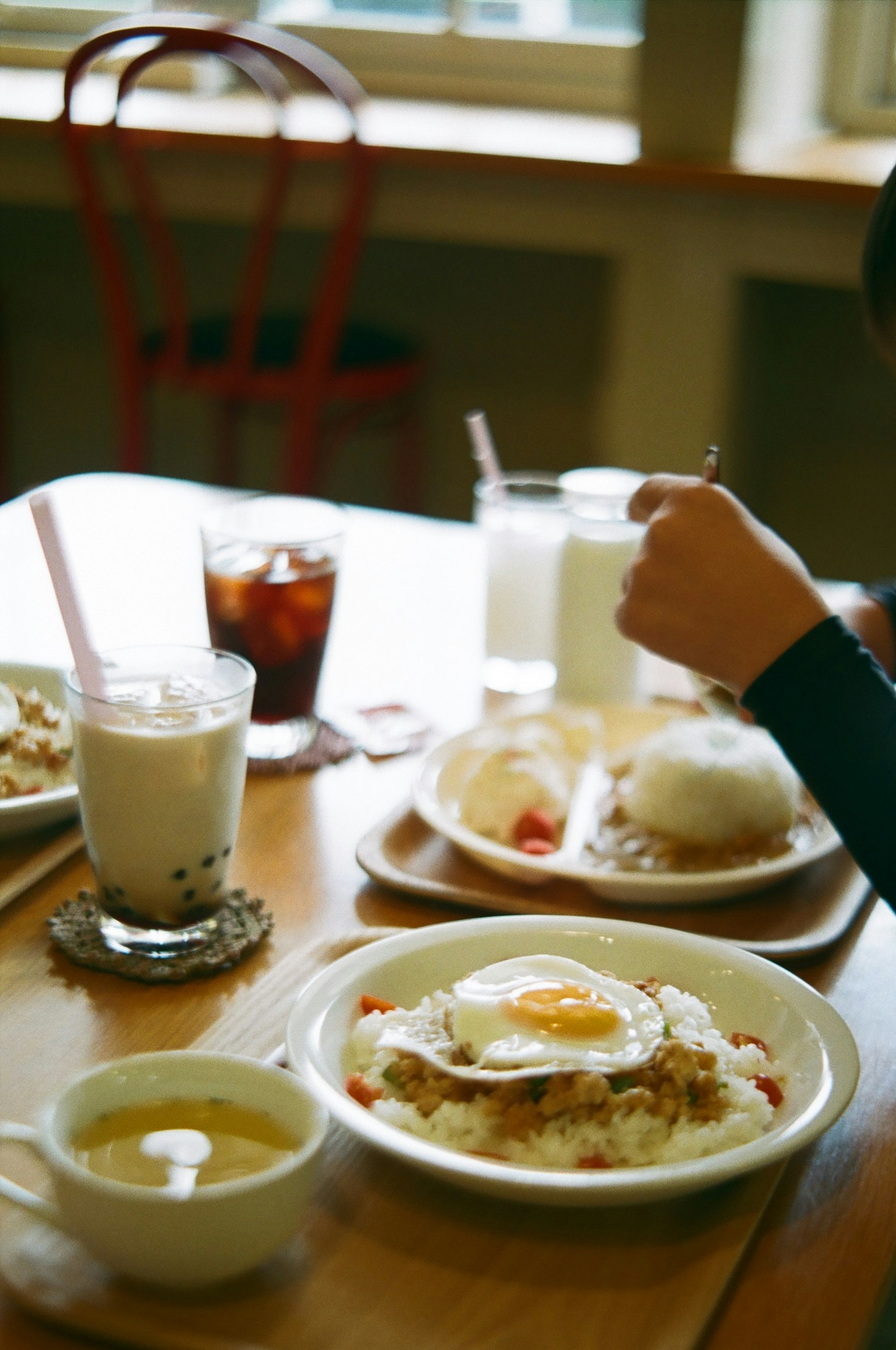 Une table avec des assiettes de petit-déjeuner et des boissons