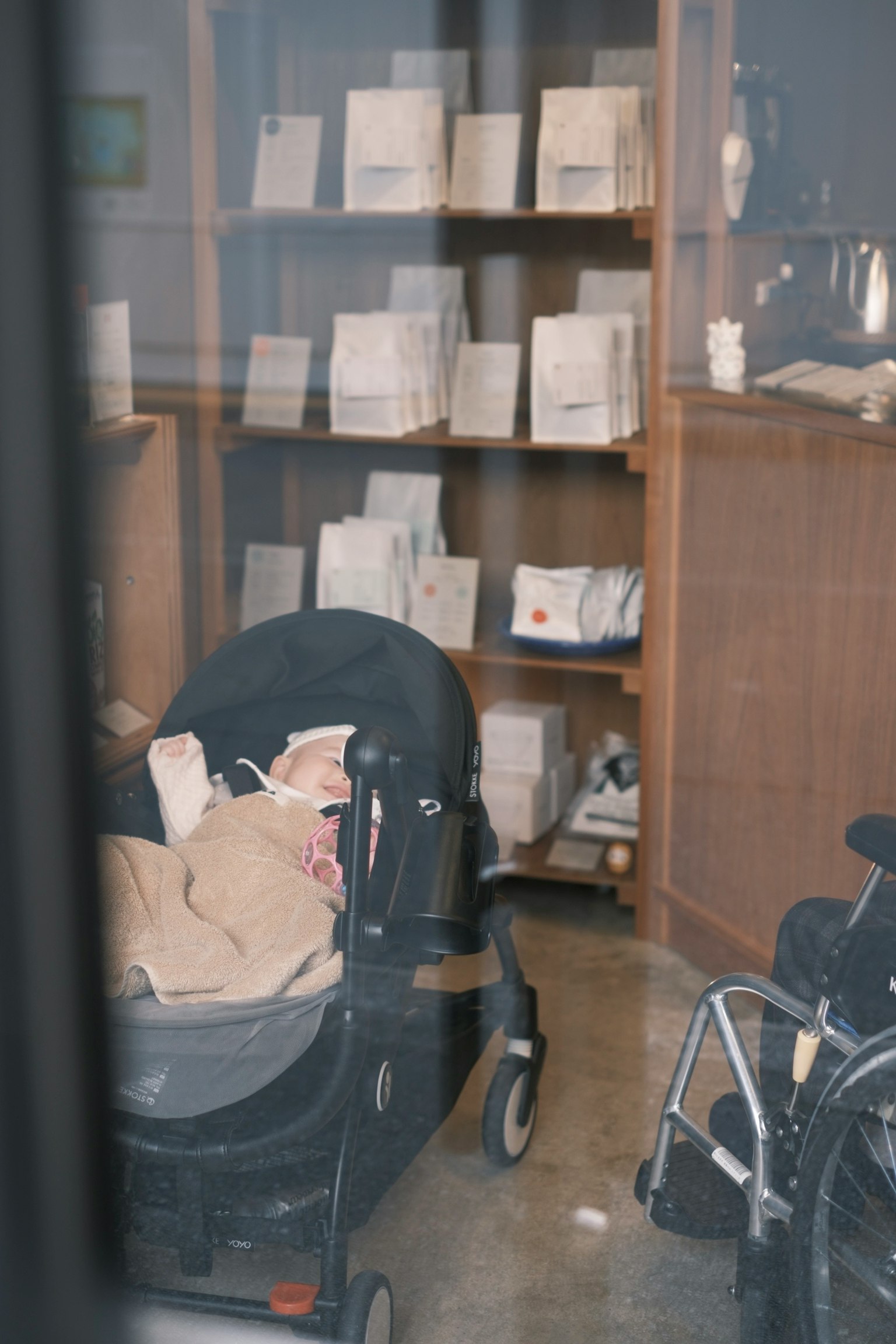 Interno con un passeggino per bambini e scaffali pieni di pacchetti bianchi