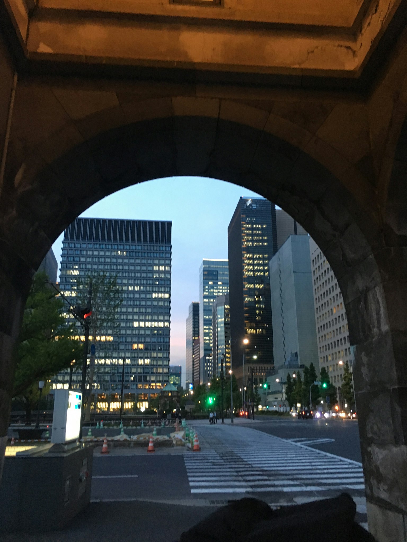通过拱门看到的城市景观 高楼大厦和蓝天