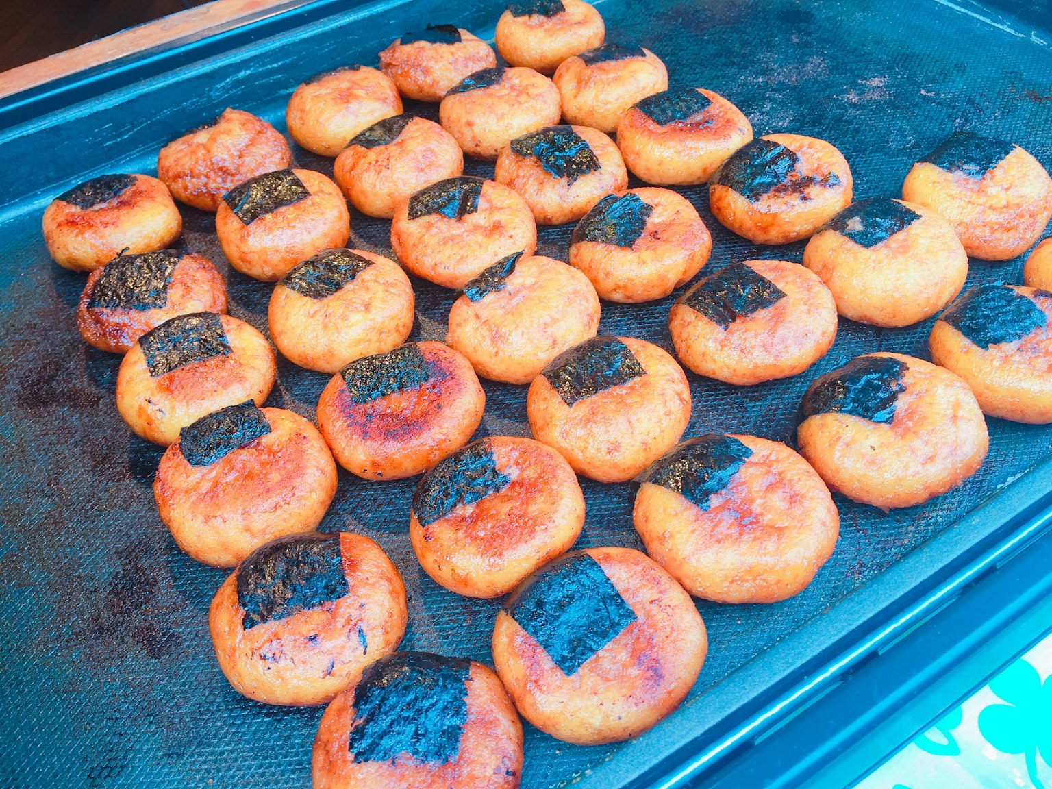 Grilled rice cakes arranged on a tray