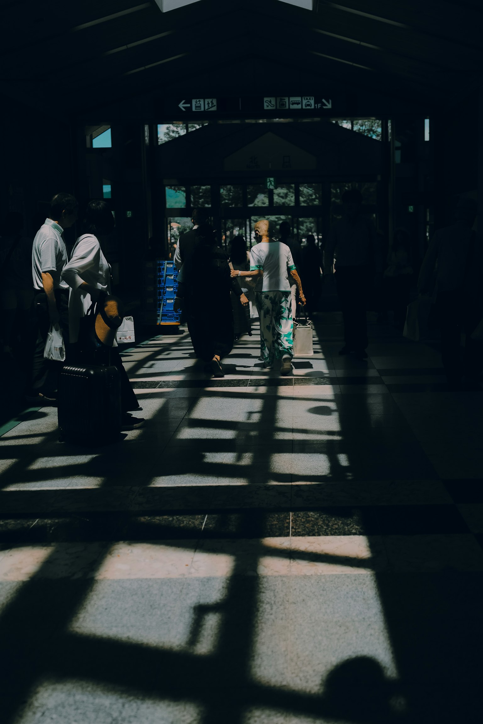 Vista interior de una estación con contrastes de luz y sombra
