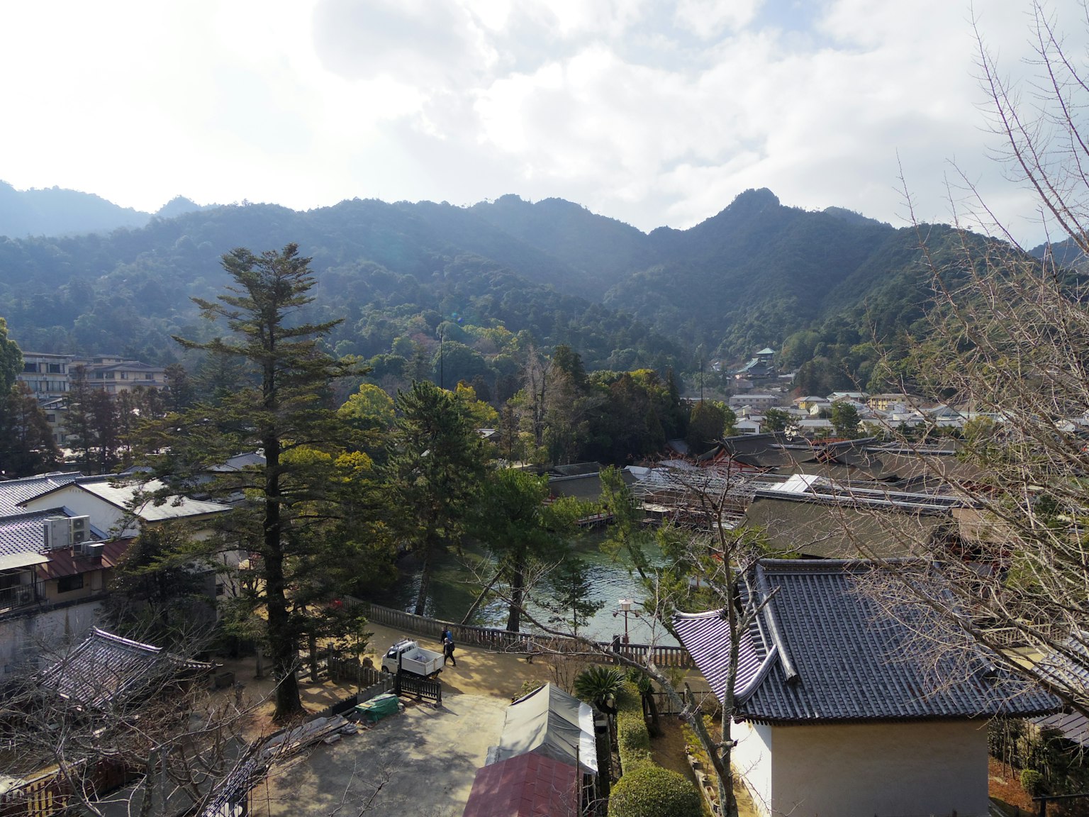 ทิวทัศน์ของหมู่บ้านที่เงียบสงบพร้อมภูเขาและแม่น้ำ