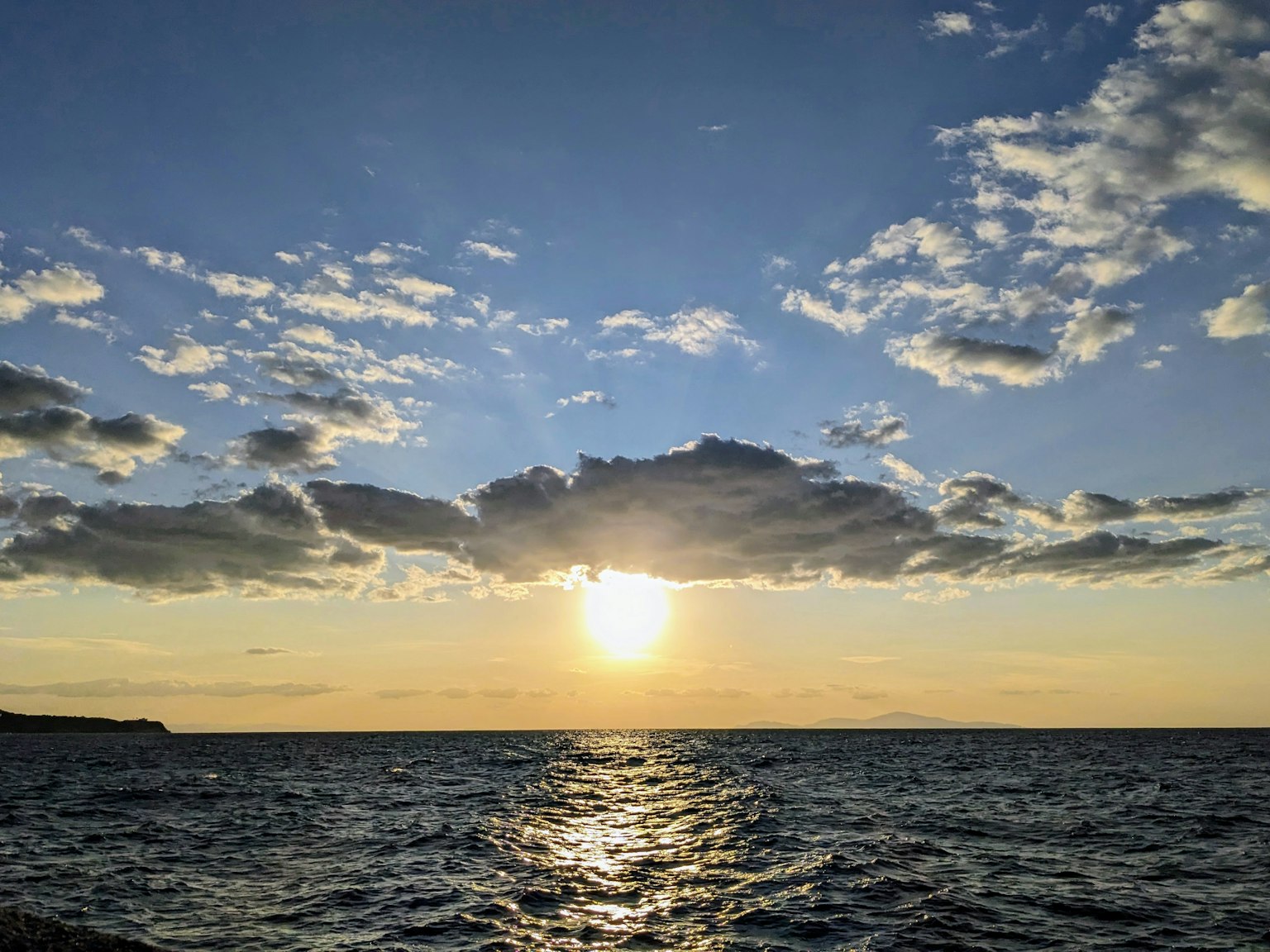 Schöner Sonnenuntergang über dem Ozean mit Wolken