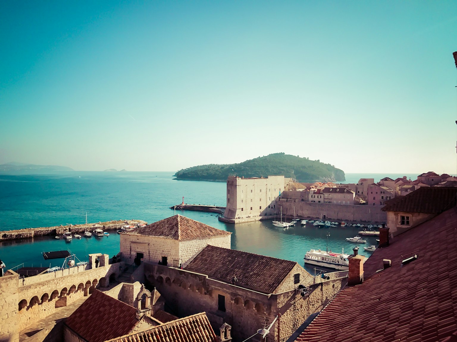 Vista panoramica di edifici storici e mare tranquillo