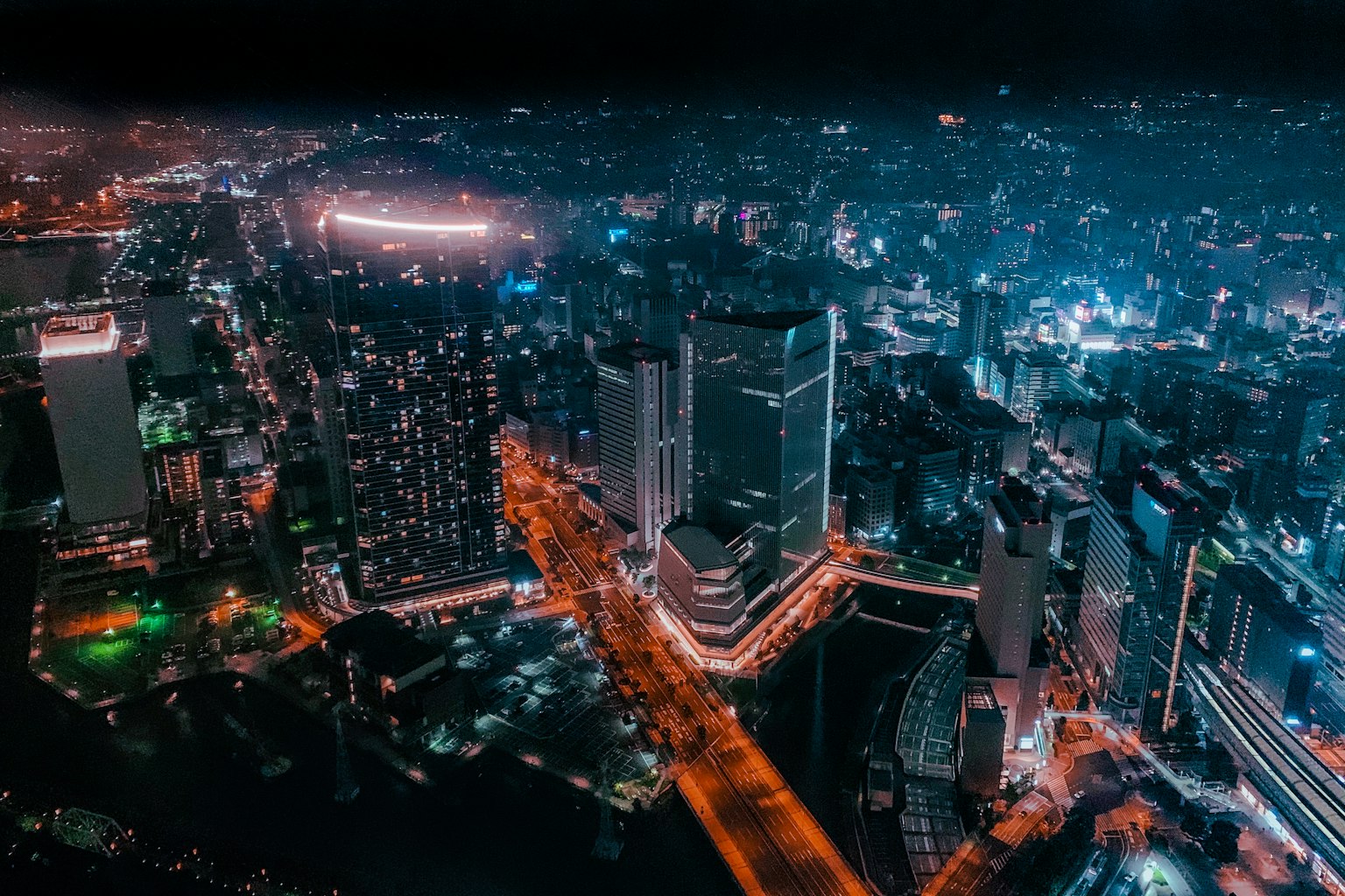 Skyline notturna della città con edifici luminosi e strade illuminate