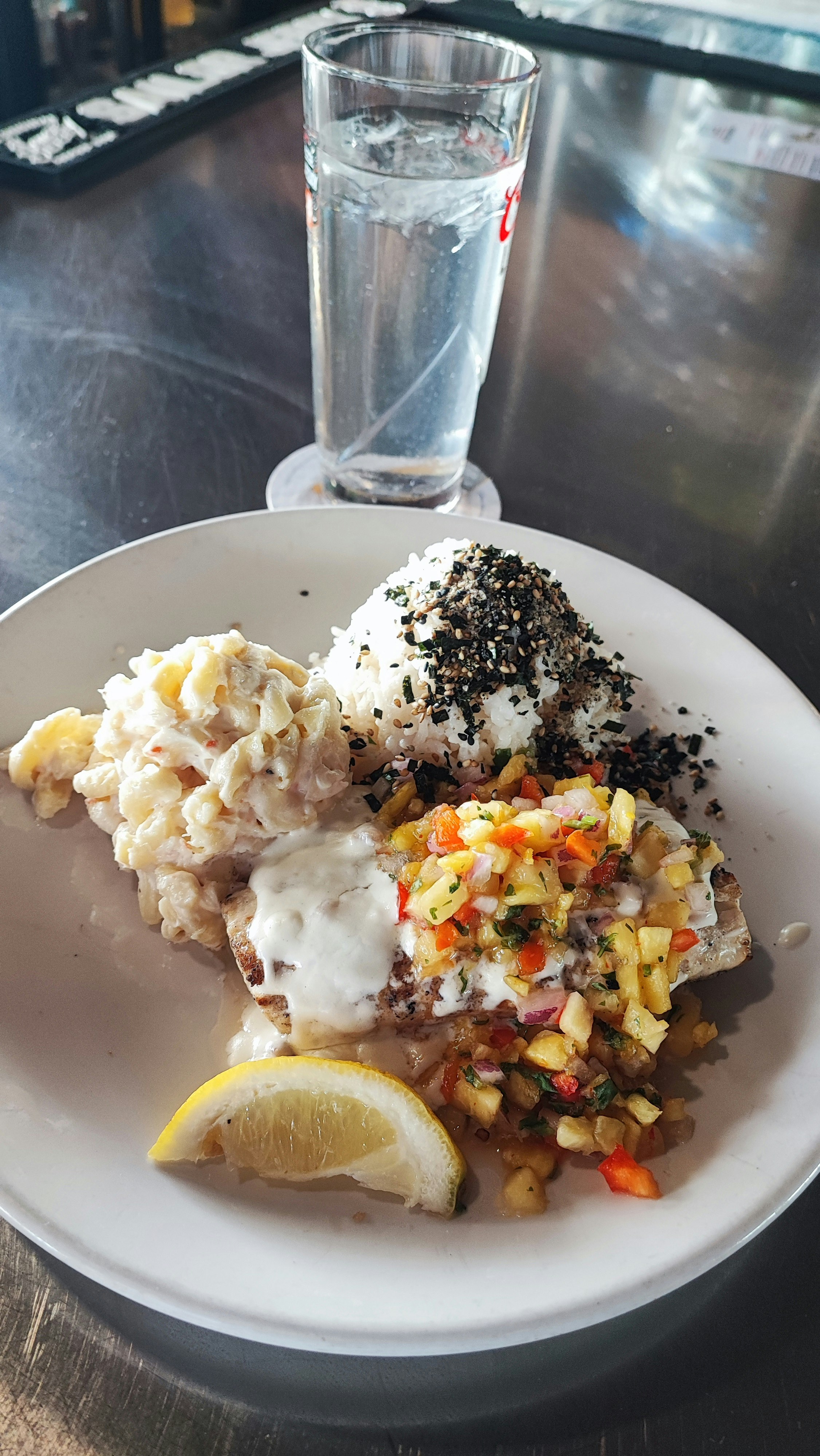 assiette de poisson blanc avec citron et poivre noir