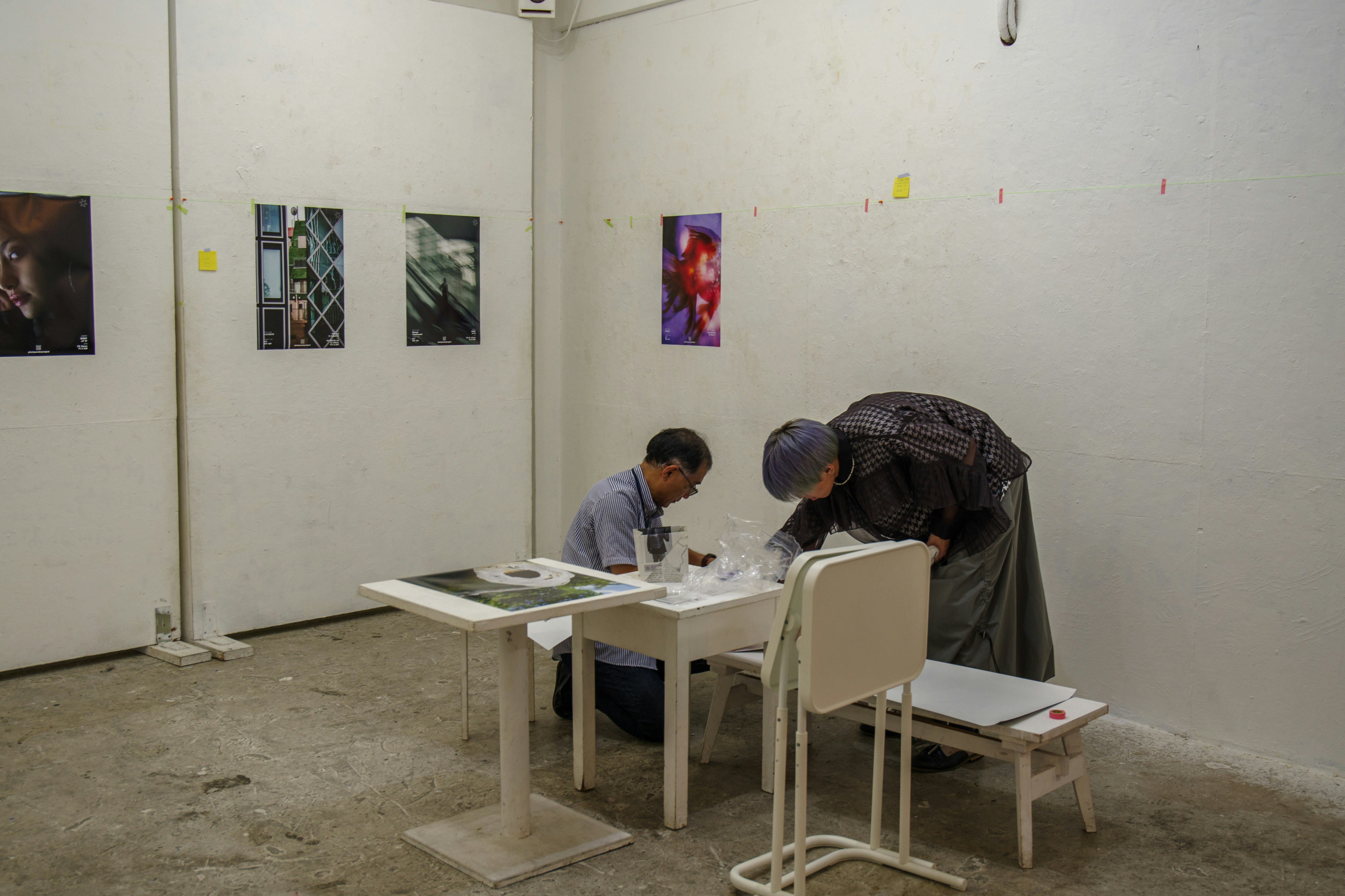 东京画廊室内空间，观展时坐着的人们