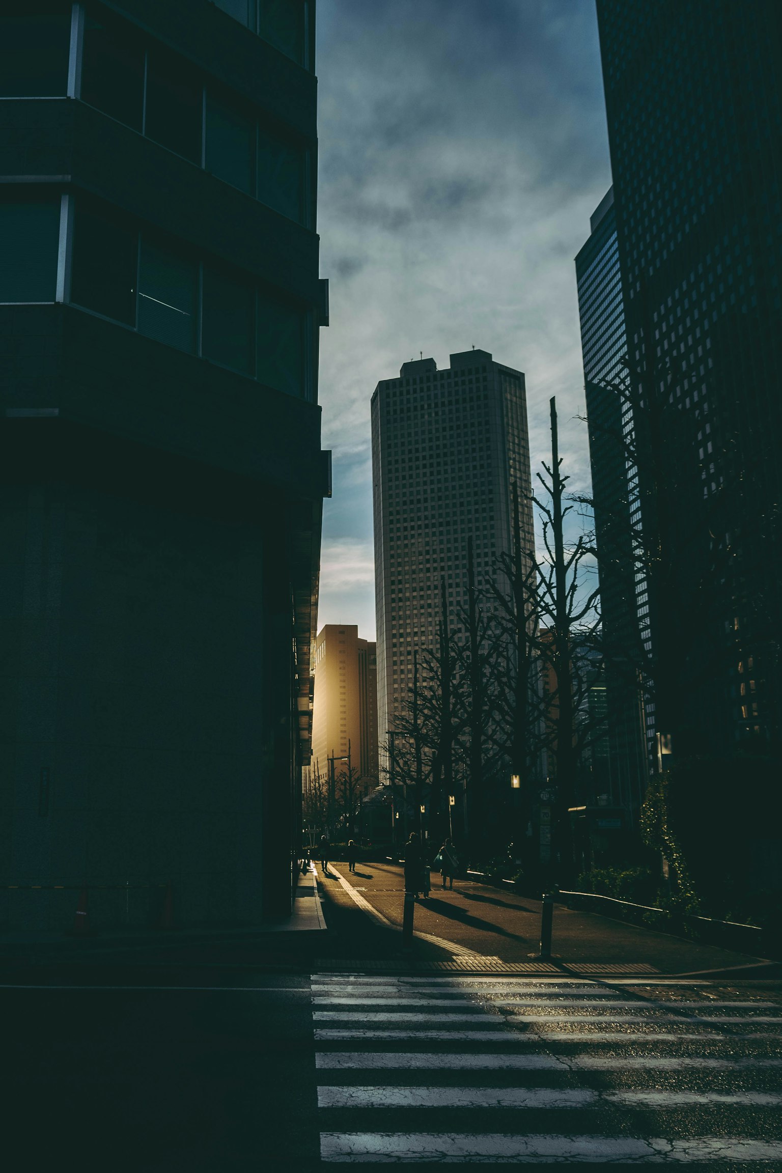 Silueta del atardecer entre edificios con vista urbana