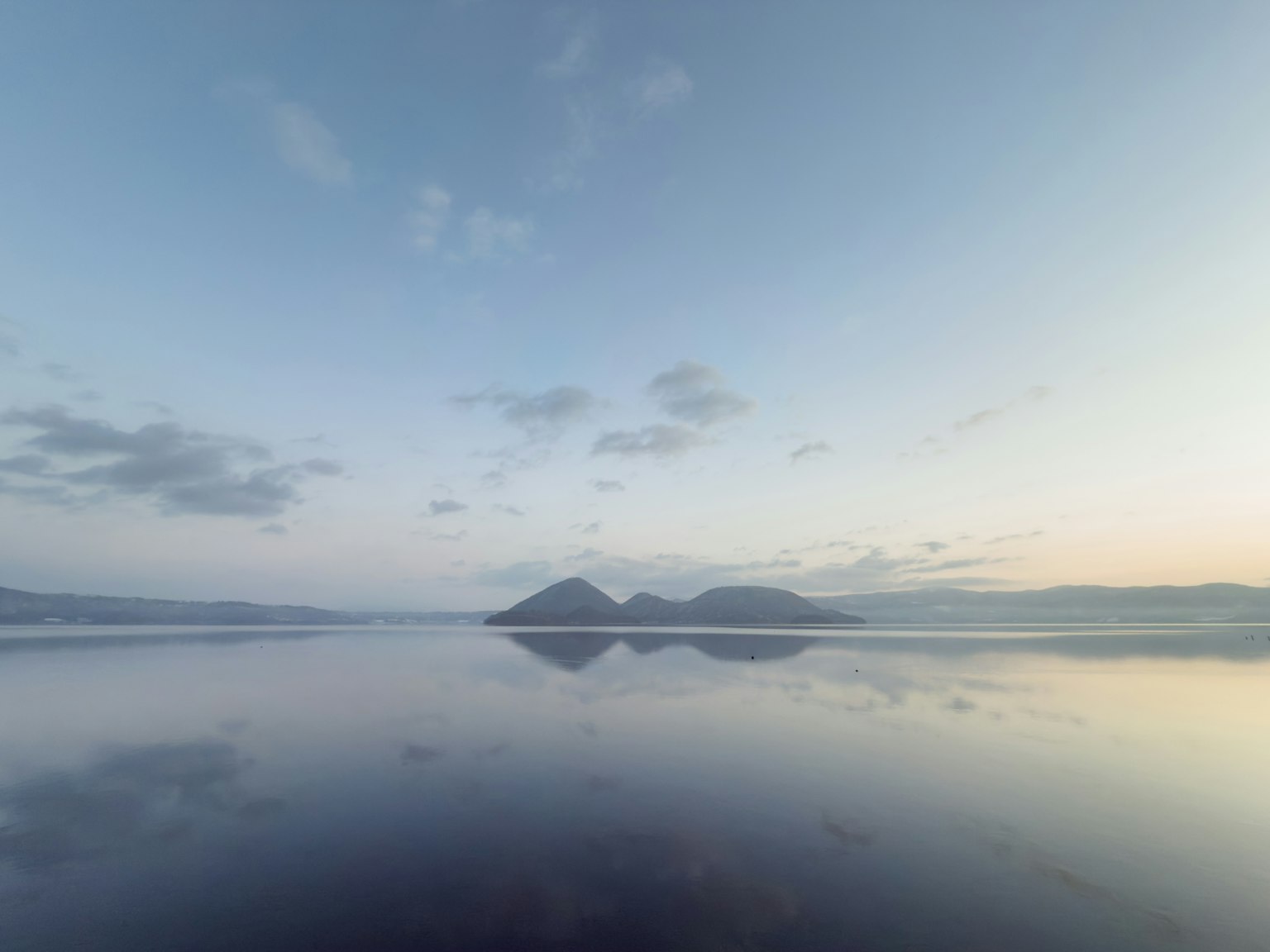 宁静的风景，山和天空在平静的水面上反射