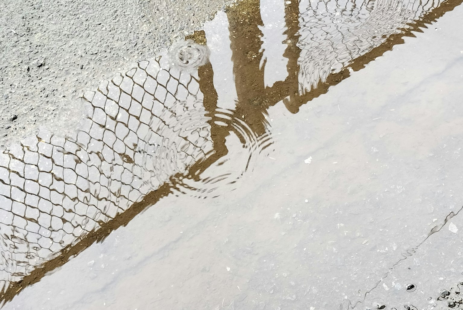 水洼中映出的围栏和涟漪