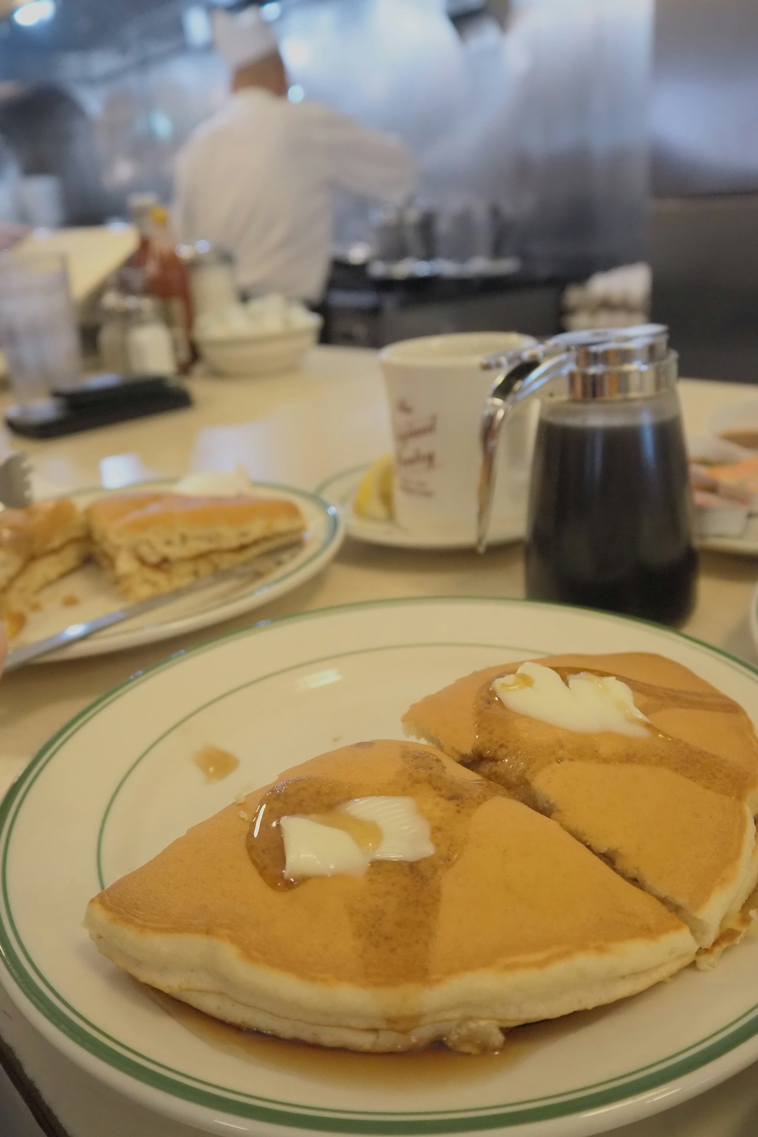 Piatto da colazione con pancake guarniti con burro e sciroppo