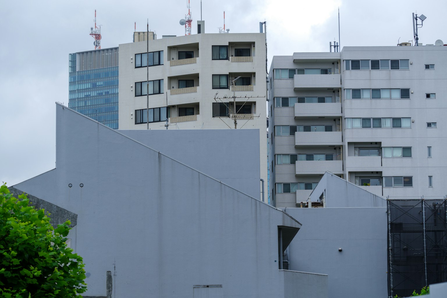 Paisaje urbano con edificios grises y diseños arquitectónicos modernos