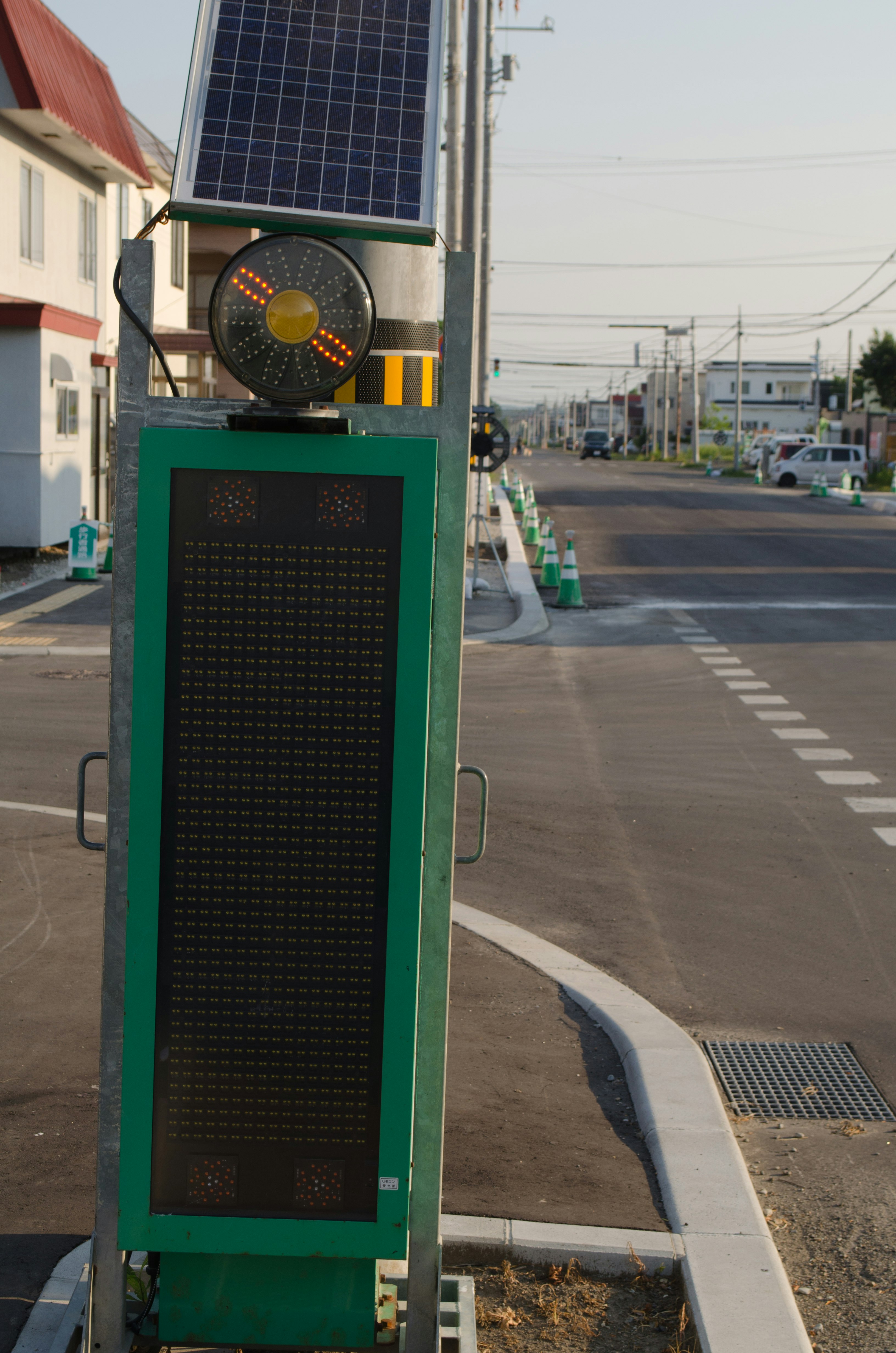 persimpangan kota dengan lampu lalu lintas dan zebra cross