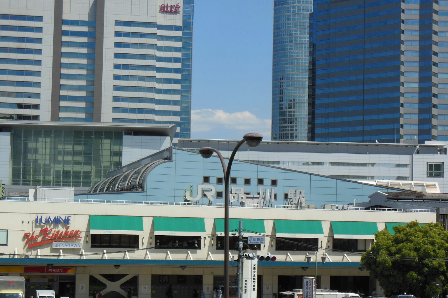 現代建築和火車站的城市風景