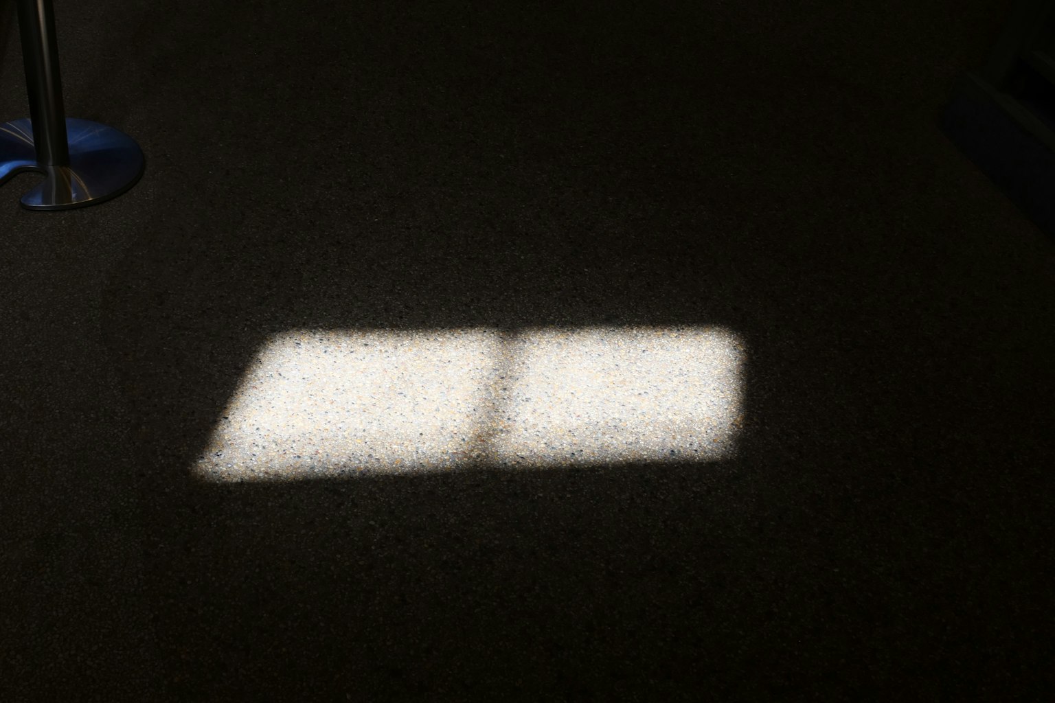 Reflet de la lumière d'une fenêtre sur le sol