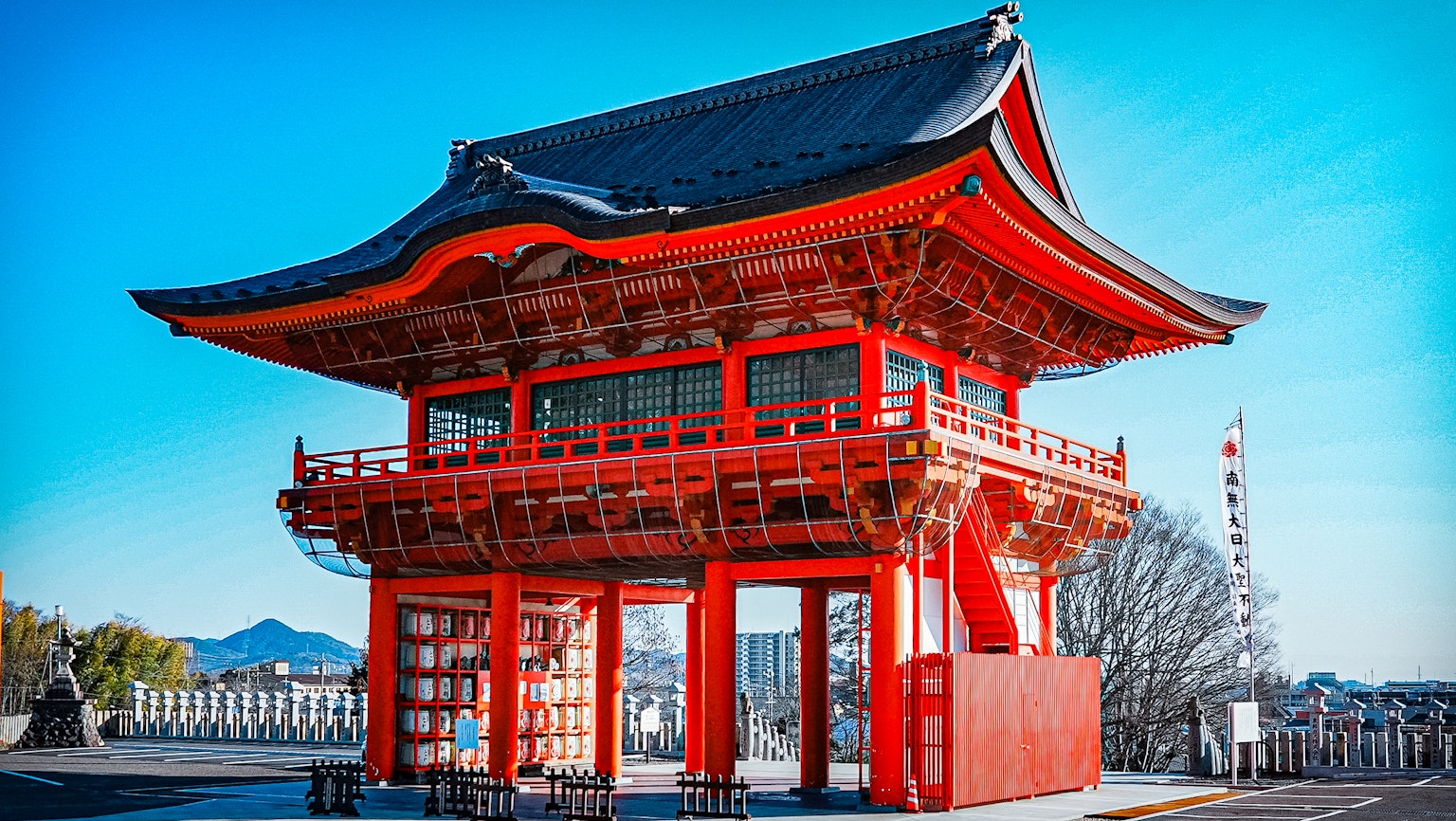 Edificio giapponese tradizionale rosso con sfondo di cielo blu