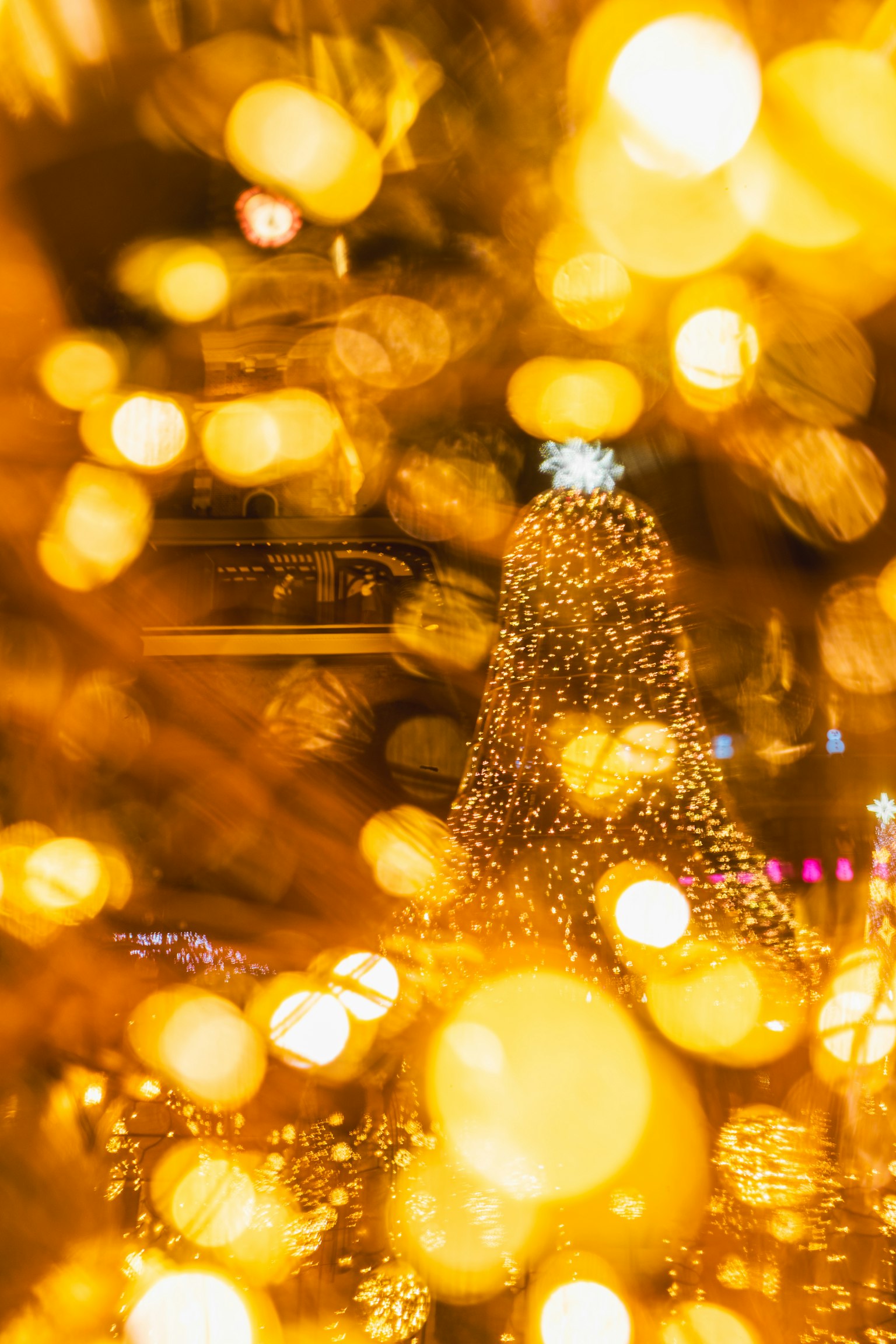 Albero di Natale sfocato illuminato da luci dorate