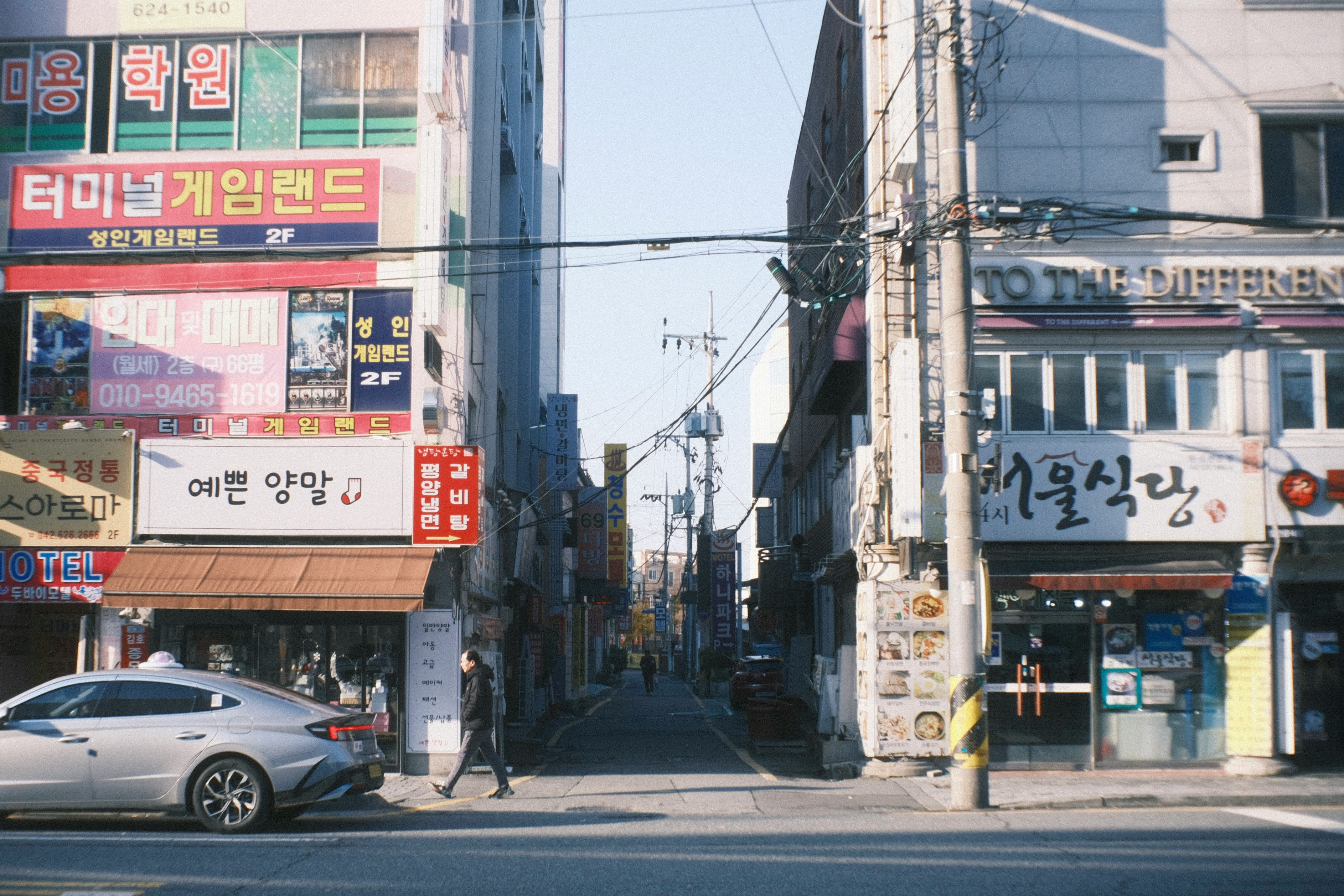 看板が並ぶ韓国の街の路地