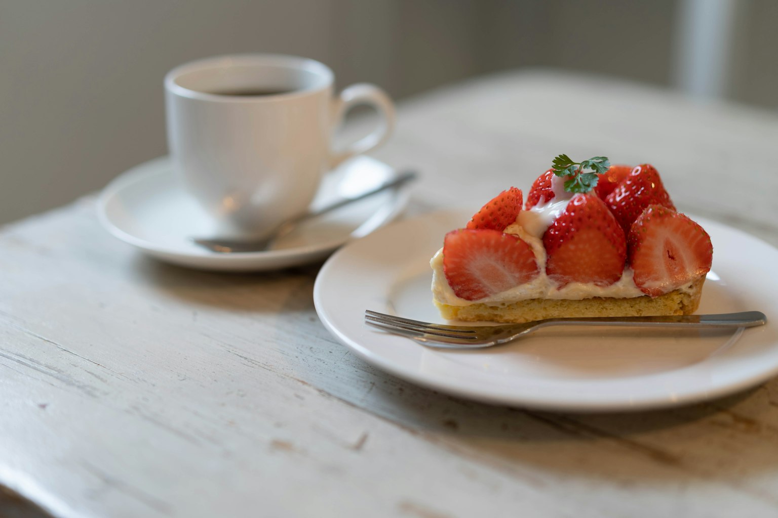 草莓塔和咖啡的桌面场景