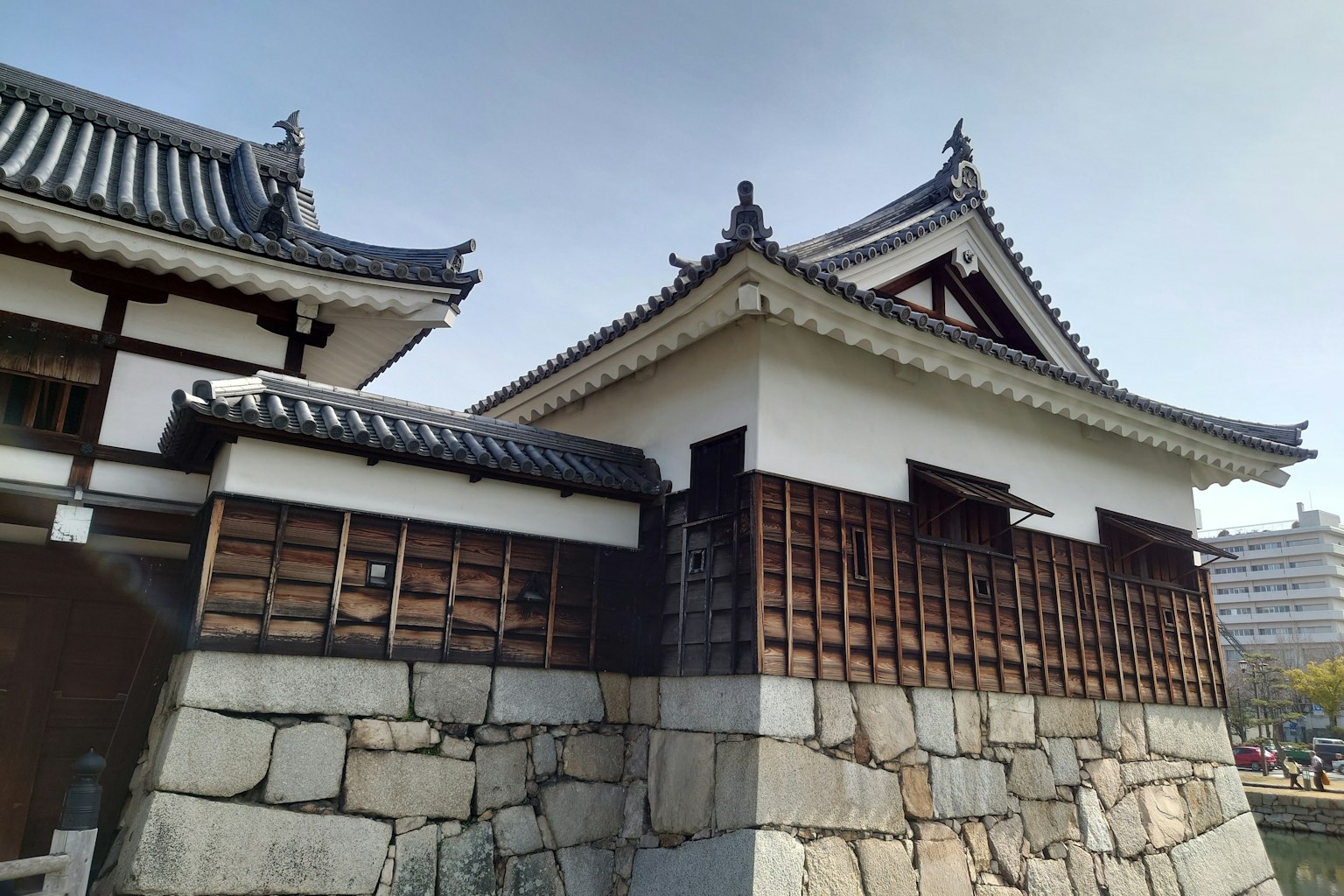 传统日本城堡建筑外观和石墙