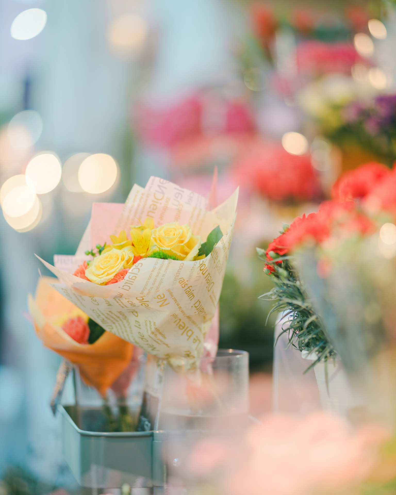 Ramos coloridos dispuestos en una floristería