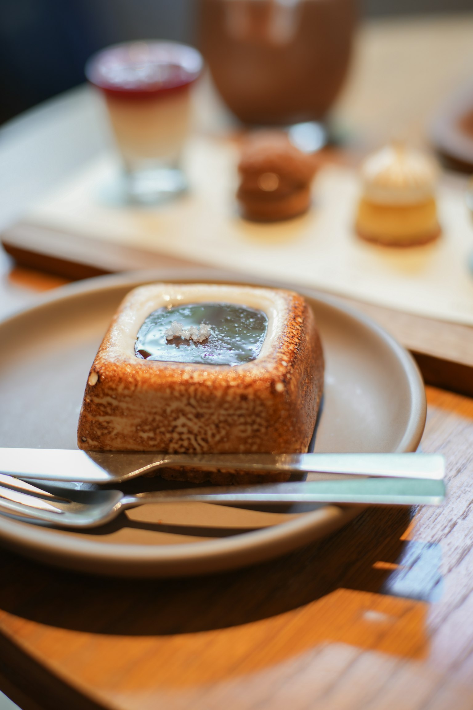 Delicioso postre en un plato con una cuchara al lado