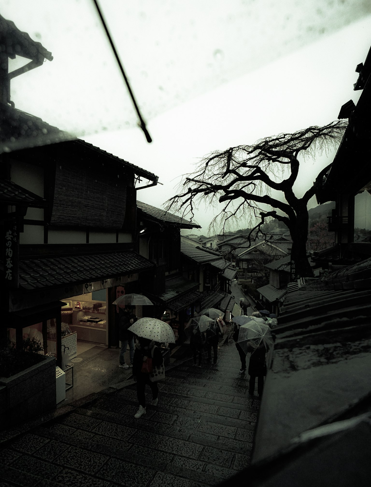 雨中的古老街道和撑伞的人们